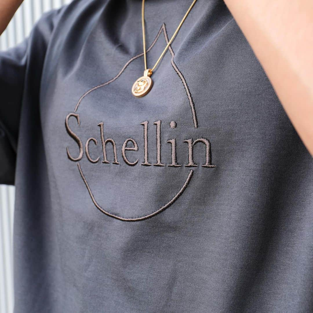 栗原嵩さんのインスタグラム写真 - (栗原嵩Instagram)「本日18:00より Schellin新作ユニセックスTシャツを販売します。袖は大きめに丈は少し短めに作ることでオーバーサイズでありながらスタイリッシュに着れます。ロゴには刺繍を多く使うことで立体感を出し、より高級感を演出してます。女性も男性も着こなせるTシャツです。3色展開になります。 サイズはフリーサイズのみになりますので僕の着てるサイズ感と @shell.jay の着てるサイズ感を参考にしてください。 数量に限りがありますのでお早めに！ @schellin.official」7月1日 18時02分 - iam_tk_81