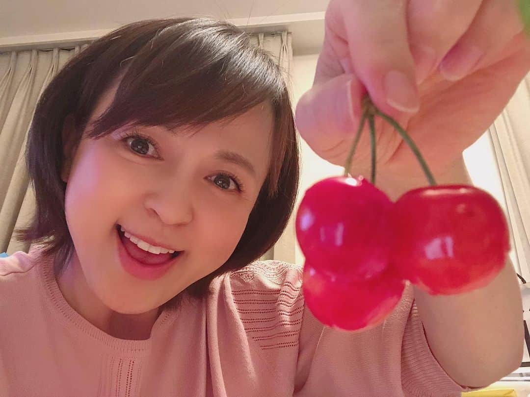 のインスタグラム：「大好きなさくらんぼ🍒 珍しく3個繋がってるのを見つけたよ〜💕 美味しくて、可愛い〜😍 #さくらんぼ #3個繋がってる #美味しい #可愛い #珍しい #いとうまい子」