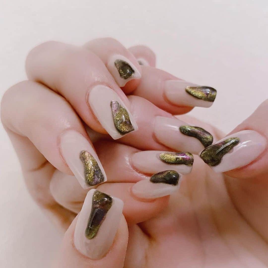 なかやまちえこのインスタグラム：「Dark なAurora nails.⠀ PREGEL ex 234.826.PremDoll B53⠀ きまぐれキャット Cat’sEye 6952.6953.6954⠀ @pregelofficial @kimagure_cat_whim  #nail #nails #nailart #ネイル #美甲 #ネイルアート  #japanesenailart #manucure #japanesenails #manicurist #gelnails #أظافر #네일아트 #미용 #vẽmóng #ngườiđẹp  #เพ้นท์เล็บ #искусствоногтя #artedeuñas #เพ้นท์เล็บเจล #ジェルネイルデザイン #ネイルデザイン #senikuku #nagelkunst #マグネットジェル #マグネットネイル #magnetgel #magnetnails @risa_risa_risadayo」