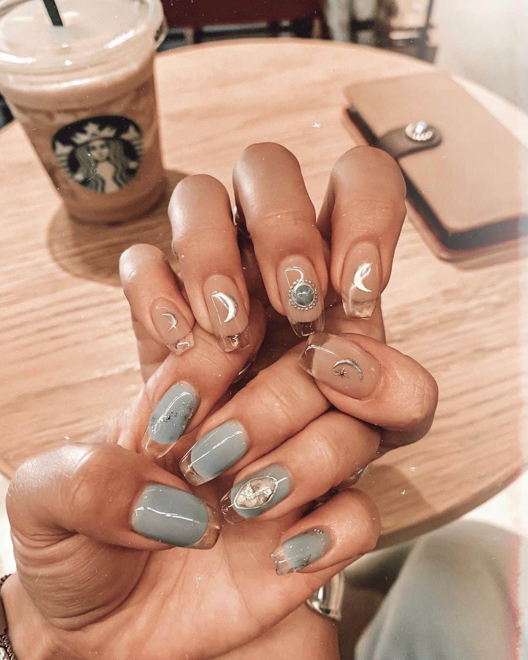 ✷kana✷のインスタグラム：「#newnails ☽☽☽ . . 気になってたクリアフレンチにした〜 涼しげちゅるんちゅるん♡ . 帰りにちょろっと @mayu_1226_  と合致して☕️  お互いnail変えたてだから撮ってみた♡ @art_room_anna  天才👏👏👏いつもありがとー♡ . . #ArtRoom #ArtRoomnails #クリアフレンチ」