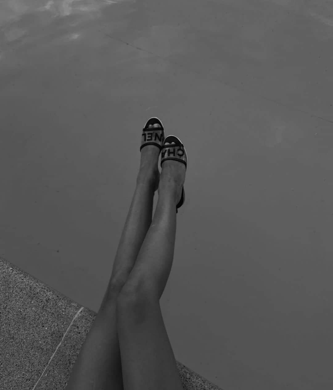 Mathilde Goehlerのインスタグラム：「Morning dip 💦」