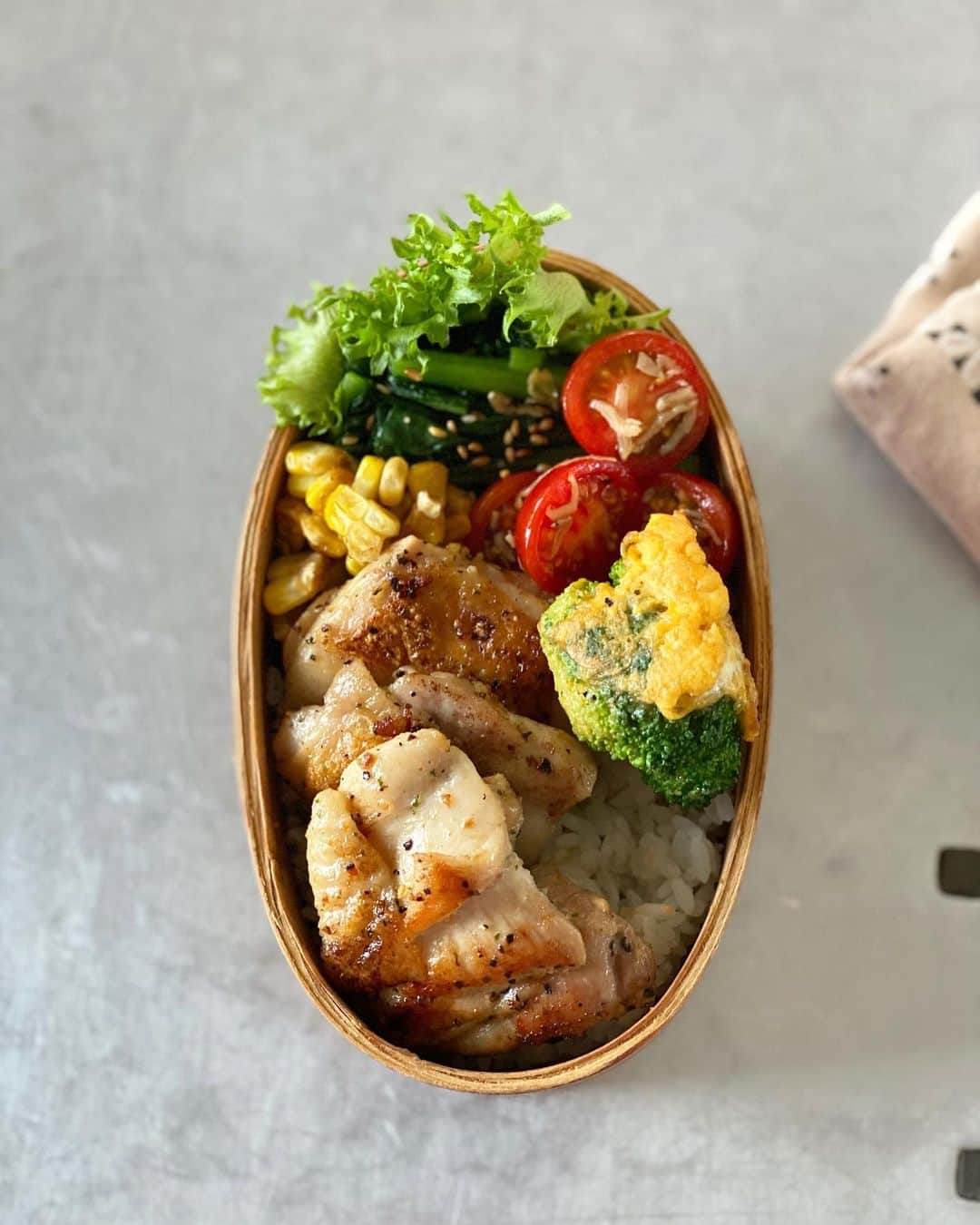 神崎恵さんのインスタグラム写真 - (神崎恵Instagram)「チキンのハーブレモングリル弁当。 ハーブとガーリックパウダー、レモン、塩胡椒、オリーブオイルで下味をつけたチキン。 小松菜の胡麻和え。 トマトと雑魚のマリネ。 ブロッコリーのピカタ。 醤油バターコーン🌽 ラディッシュのソースはマヨネーズと味噌を混ぜたもの。 マヨネーズと味噌や豆腐と味噌のソースはそのままの野菜がもりもり食べれるおいしさ。 ピカタは溶き卵に粉チーズをまぜて。 #恵弁 #meggben #ハーブレモンチキン弁当 #お弁当  今週も満ち満ちなスケジュール。 7月突入。今月もたくさん笑ってがんばろ☺︎」7月1日 17時57分 - megumi_kanzaki