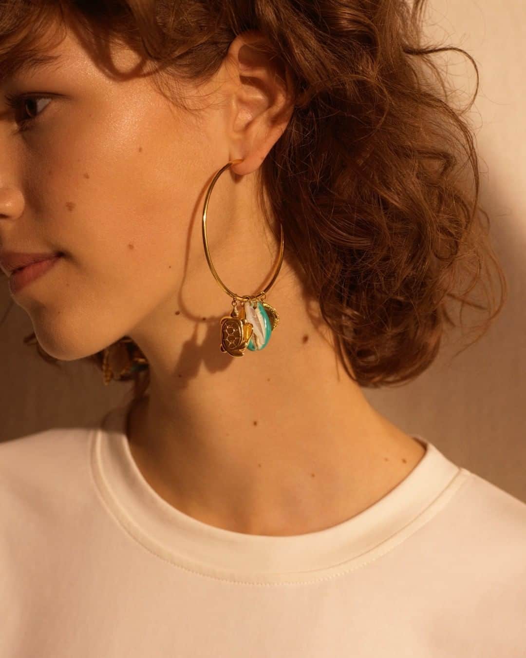 オーレリービダマンのインスタグラム：「Lucky charms on ears 🐚 #aguas #earrings #aureliebidermann」
