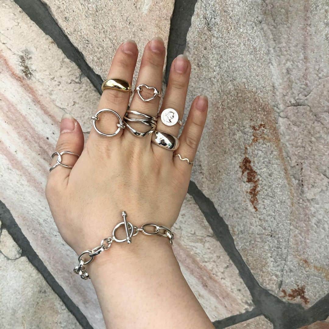 BOX CHARM Industryのインスタグラム：「Silver925リングが沢山追加されました~⛓ 汗水に強い素材なのでこれからの時期におすすめです👏 . 数に限りがあるのお早めに~🙈💕 . 是非オンラインストアチェックしてみてください🥰🥰 ⁑ #boxcharmindustry #boxcharm #handmade #accessory #handmadeaccessory  #ボックスチャームインダストリー #ボックスチャーム #ハンドメイド #アクセサリー #ハンドメイドアクセサリー #silver925 #starringsilver #スターリングシルバー #シルバーリング #シルバーアクセサリー #シルバーアクセ」