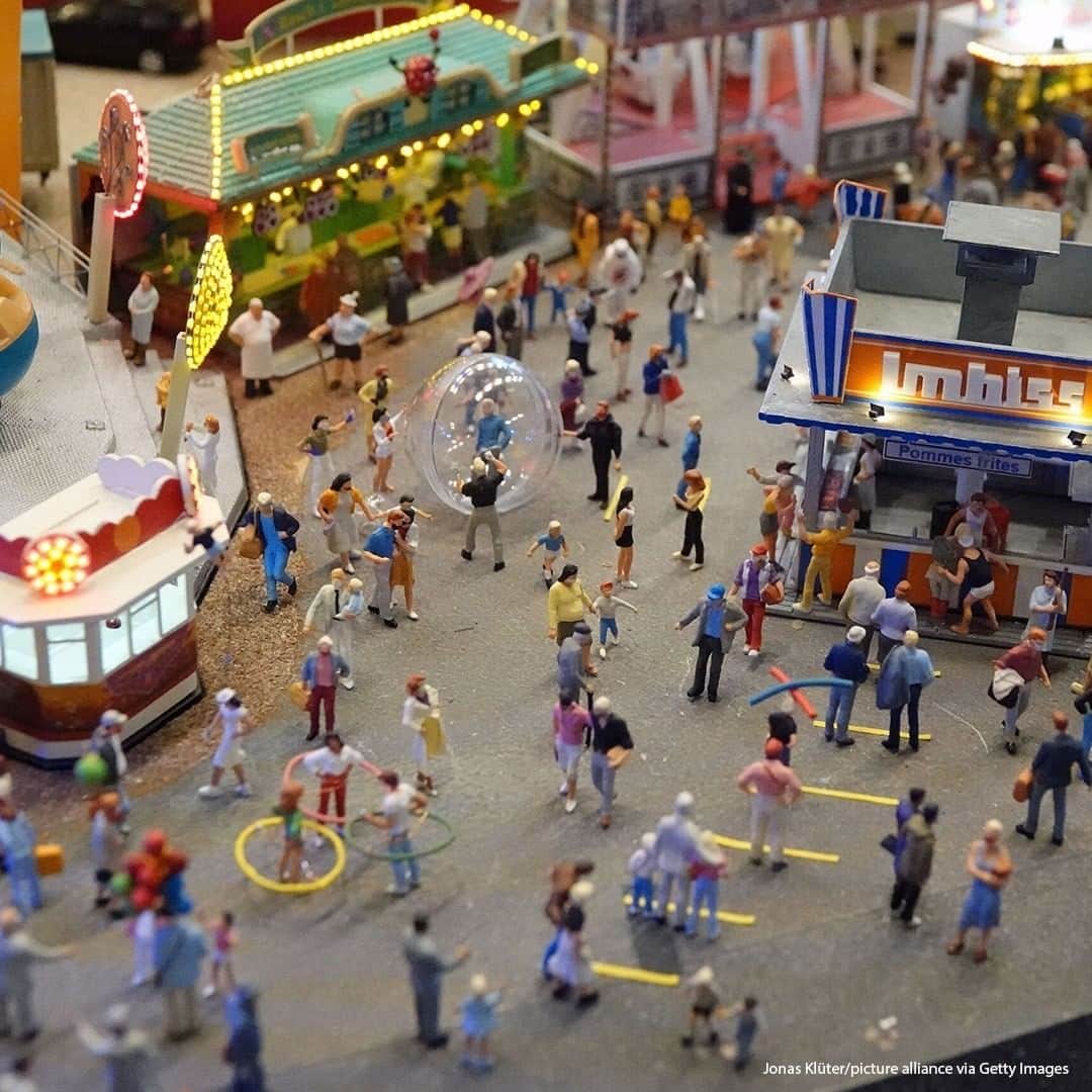 ABC Newsさんのインスタグラム写真 - (ABC NewsInstagram)「Frederik (l) and Gerrit Braun (r) from pose with a model amusement park, the latest addition to Miniatur Wunderland, a tourist attraction in Hamburg, Germany. #model #modelvillage #germany🇩🇪」7月1日 18時00分 - abcnews