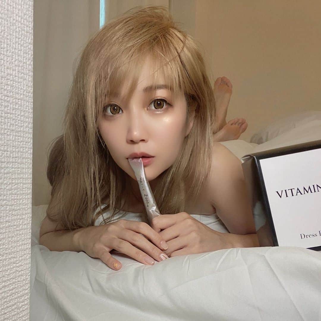 あさちるのインスタグラム：「美肌と健康の為に　#DressBody の #VITAMINC  1日1回寝る前にのんでる。 目覚めが良くなり肌つやがよくなってきた🤍 コロナのおうち時間で健康について色々調べたらビタミンCは自分で生成出来ないと知って日々続けていまする」