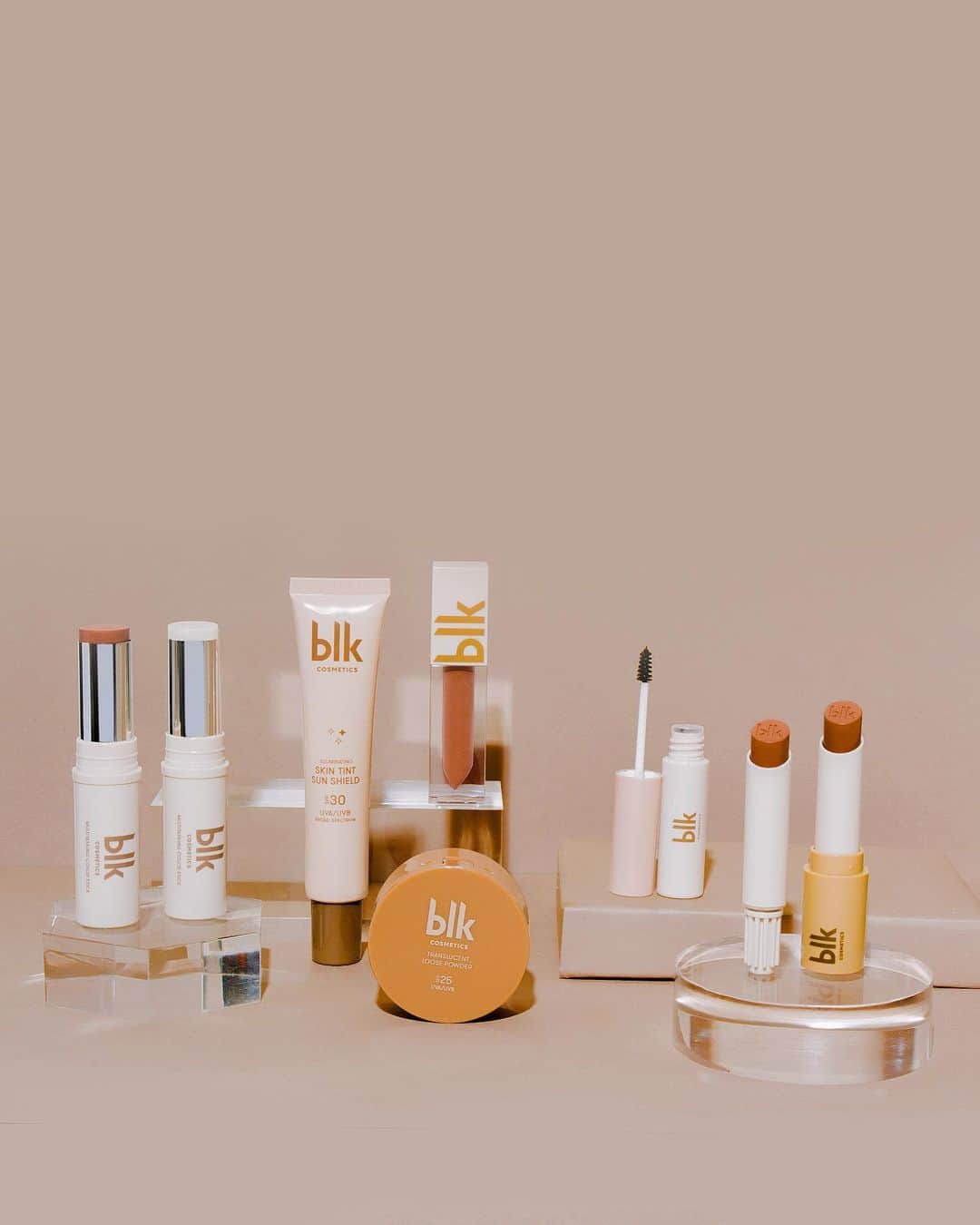 アン・カーティスのインスタグラム：「So love our blk universal 2.0 collection!!  Our illuminating skin tint sun shield is perfect for when you want to add that extra glow. 💖  Our eyebrow gel has a darker shade now for darker brows that need to be kept in place.  We’ve added colours + a primer and mattifying stick to our popular multitasking colour sticks. Our airy matte tints are amazing on the lips and long wearing too!!!! Promise!!! It’s not drying at all!!! Super nice on the lips! Our new translucent powders are nice and light with spf 25!!! And MY FAVE - our blk lipswitch which is a new innovation to the family as you can refill it and switch colours depending on what you want to use for the day!!! All gorgeous, neutral colours. Will do a video soon on how to use these goodies 🤍 @blkcosmeticsph」