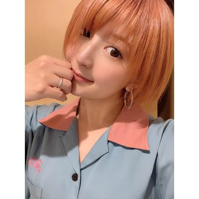 矢口真里さんのインスタグラム写真 - (矢口真里Instagram)「ひっっっさしぶりに美容院に行って来ました😭✨ @enishi_ebisuminami1 に行ったらテンション上がっちゃって、勢いでピンク色に♡ ブリーチは２年ぶりくらいかも☺️✨ 一週間くらいしたら３枚目の色になると思います😊✨金髪😳 ７月４日用に明るくしたんだけど、今年の夏はこれでいきます！！ ピンク襟のシャツは @hystericglamour_official さんのですよん😁✨ ・ ピンク髪でも息子はすぐに気づいてくれました♡」7月1日 12時41分 - mariyaguchi_official