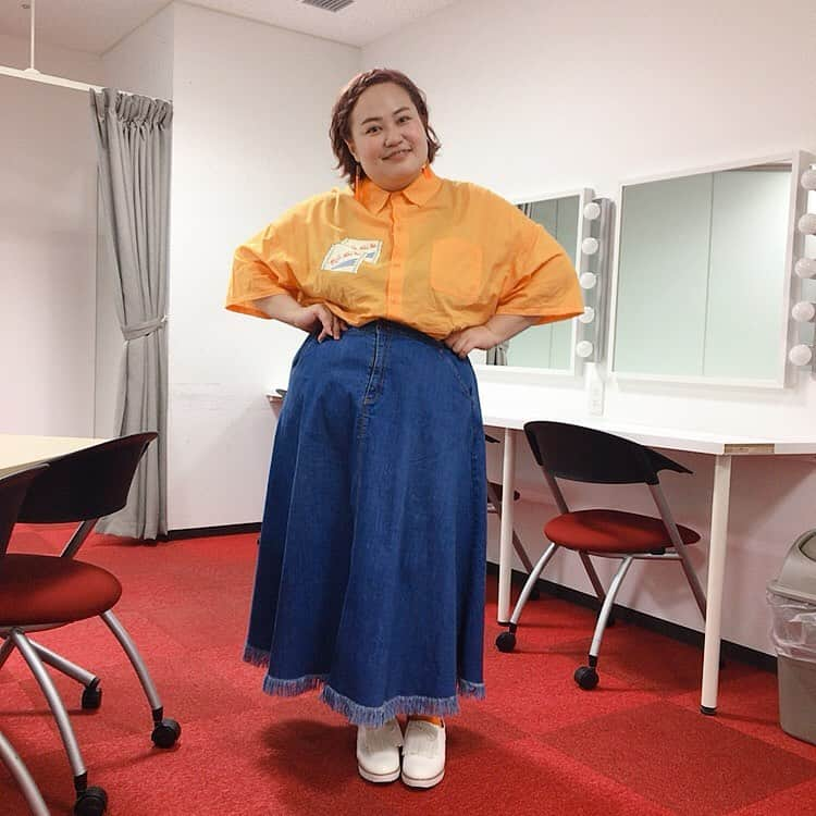 おかずクラブさんのインスタグラム写真 - (おかずクラブInstagram)「#恋する週末ホームステイ 👚👗👠 こんにちは〜 スタイリストのAyumiです。 昨日OAだった恋ステ衣裳です！ ゆいPさんは、明るい色がすごく似合うよね。 こうやって見ると、ウエスト周りはすごくスッキリして来ましたね。 羨ましい。 見えにくいですが、シャツのオレンジに合わせて、イヤリングと靴下も結構発色のいいネオンオレンジ🧡 今回はスカートと靴がいつもよりナチュラルな感じだったので、派手な色を思いっきり使ってみました！ 色を主張するのが可愛い時もある！ もちろん全体のバランス見て、差し色の方が可愛い時もあるけど！ ゆいPさんは顔づくりもわりとハッキリしてるので、色が強めでもOKと思っております！  シャツ👉🏻だいぶ前に下北で買ったんだよね。。。 長袖だったのですが、半袖にカットした✂️ スカート👉🏻PUNYUS @punyus  靴👉🏻Oriental Traffic @orientaltraffic_official  靴下👉🏻WEGO @wego_official  イヤリング👉🏻忘れちゃった。。。  Styled by @ayumiii_2019   #恋ステ #おかずクラブ #ゆいP #okazugram」7月1日 12時42分 - okazu_club