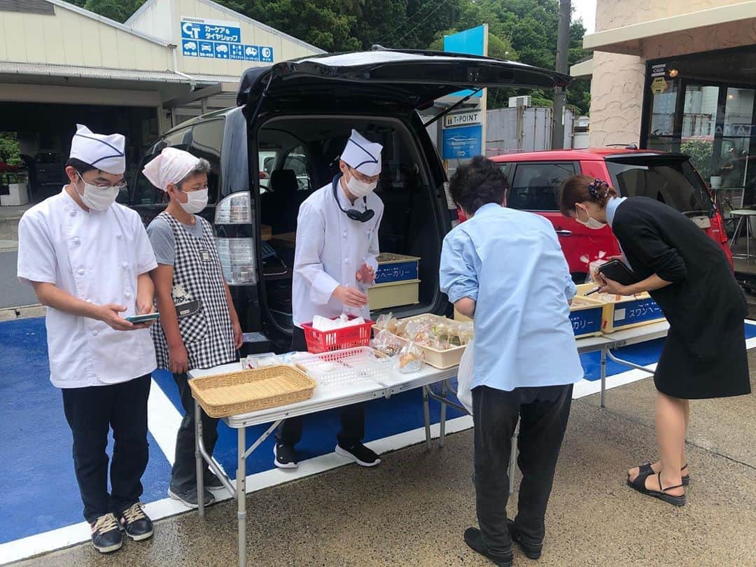 タマルのインスタグラム：「昨日はTAMARUに 鳴滝園のスワンベーカリーがお昼時に来てくれました🥰  色んなパンもあって、ちょっとしたお菓子もあったのでわたしは欲張って5つも購入🤣  美味しくいただきました🙏✨  #TAMARU#tamaru#タマル板金#山口県#山口市#板金屋#整備#車両販売#スワンベーカリー山口店#鳴滝園#移動販売」