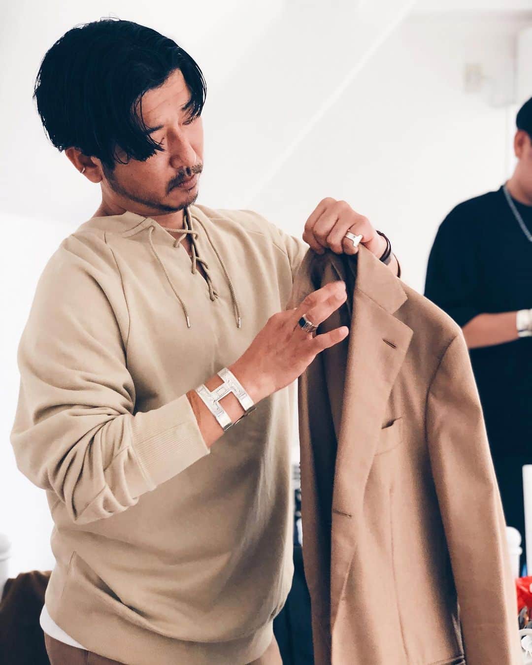 小塚源太のインスタグラム：「Behind the scenes of Solto's shooting📸 色の出し方・ディテール・素材感、あとはなによりこのモノづくりに関わるヒトたちが🙆🏽‍♂️」
