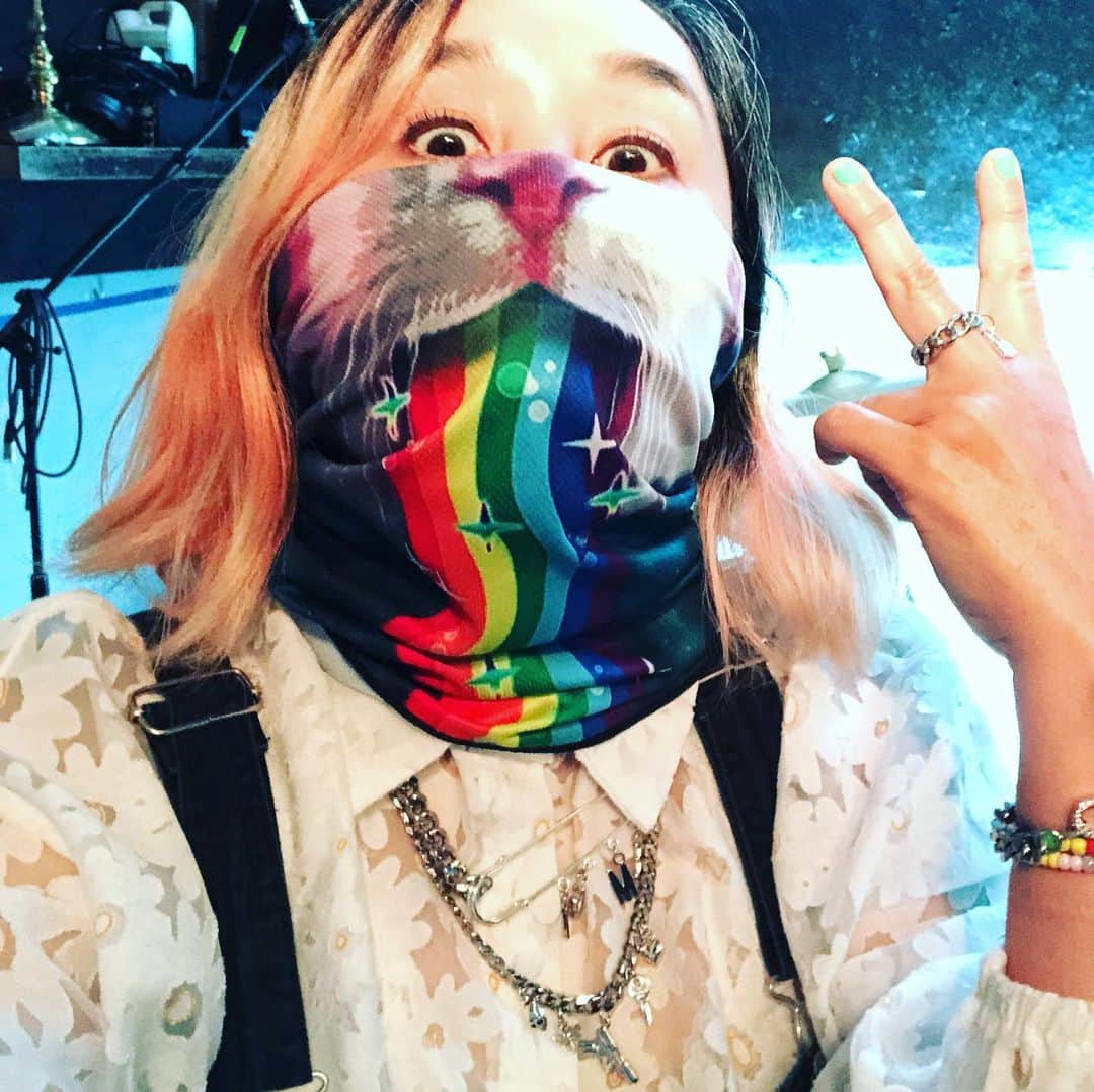 野沢直子さんのインスタグラム写真 - (野沢直子Instagram)「ネコのレインボーゲロマスク🤣🤣 スライドして、マスク全貌もご覧下さい。笑笑 #fuckcovid19 #fuckcorona」7月1日 12時54分 - naoko.nozawa