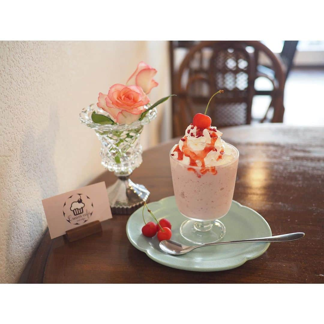 小川あゆ美のインスタグラム：「. 静岡県藤枝市にあるカフェに𖠚ᐝ 『Cream Café』 蓮華寺池公園でお散歩して、その帰りにひと休み(ˊᵕˋ)♡ . いちごミルクのフローズンシェイク すごく甘くて美味しかった〜❤️ . . . . . #creamcafe #静岡カフェ #藤枝カフェ #蓮華寺池公園 #カフェスタグラム #カフェ巡り #旅フォト #広がり同盟 #花フレンド #いちごミルク #お写んぽ #スイーツテロ #ファインダー越しの私の世界 #カメラ女子 #静岡旅行 #Shizuoka #tabijyo #genic_cafe  #lovers_nippon #retrip_cafe #instacafe #cafestagram  #시즈오카 #카페스타그램 #카페추천 #여행스타그램 #팔로우미 #좋아요반사 #장미 #디저트카페」