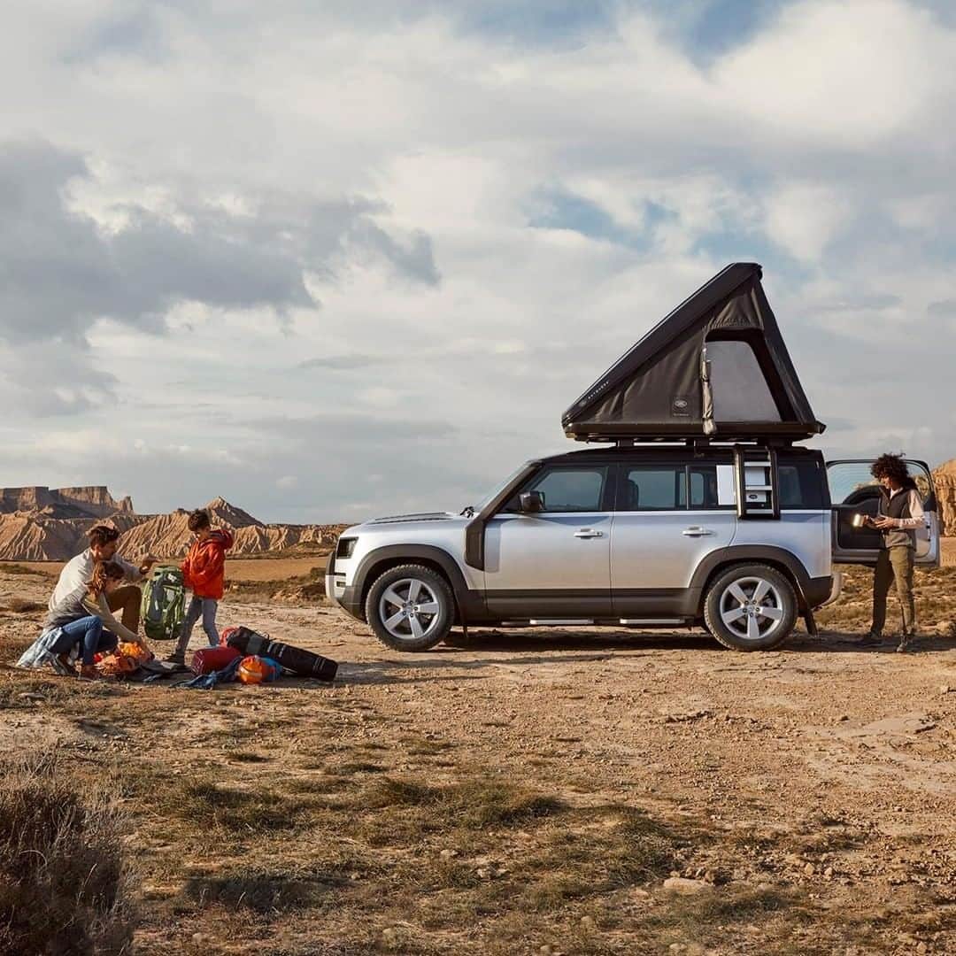 HYPEBEASTさんのインスタグラム写真 - (HYPEBEASTInstagram)「@hypebeastcarclub: @landrover and mobile camping company @autohome_official have come together to create a sleek and aerodynamic roof tent for the classic Defender 110. Mounted on the roof is a premium lightweight fiberglass shell, within which holds a tent constructed from a carbon grey AIRTEX fabric which is both weather-proof and tear-proof. The interior has enough space to accommodate two adults comfortably, and comes with a full-size luxury mattress, pillows, as well as an LED light for illumination after sundown. It also comes with an aluminium ladder which can be folded and stowed away inside the fiberglass shell when not needed. It’s now available over at Autohome’s website for roughly $3,475 USD.⁠ Photo: Land Rover」7月1日 13時00分 - hypebeast