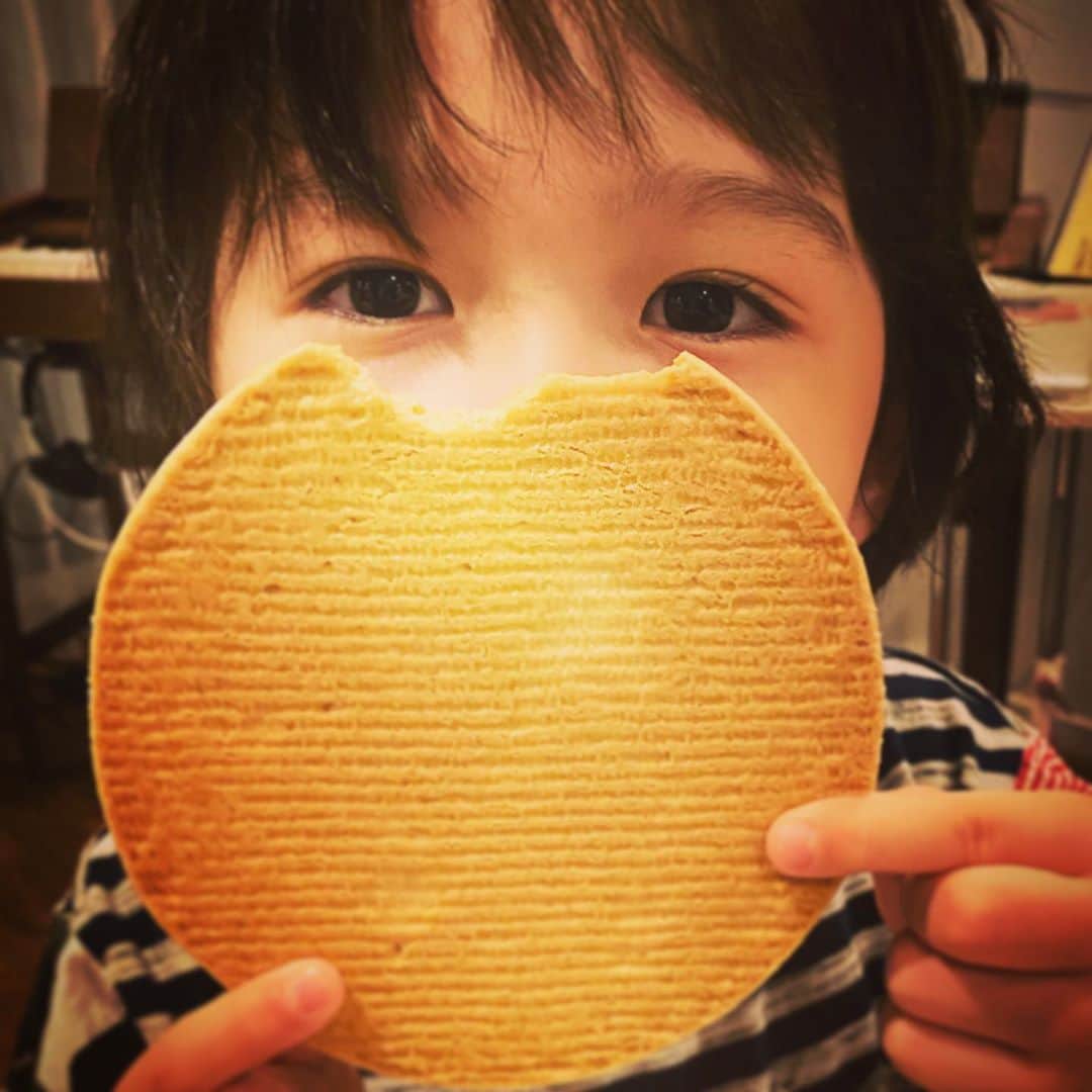 KOKIAのインスタグラム：「Dream size giant cookie!! #tokyo #japan #japon #kokia #photography #歌手 #コキア #insta #art #beautiful #picoftheday #follow #女性 #ソングライター #photooftheday #woman #jmusic #ボーカリスト #singer #songwriter #jpop #vocalist #voice #声 #ライブ #live #綺麗 #日本 #cookie」