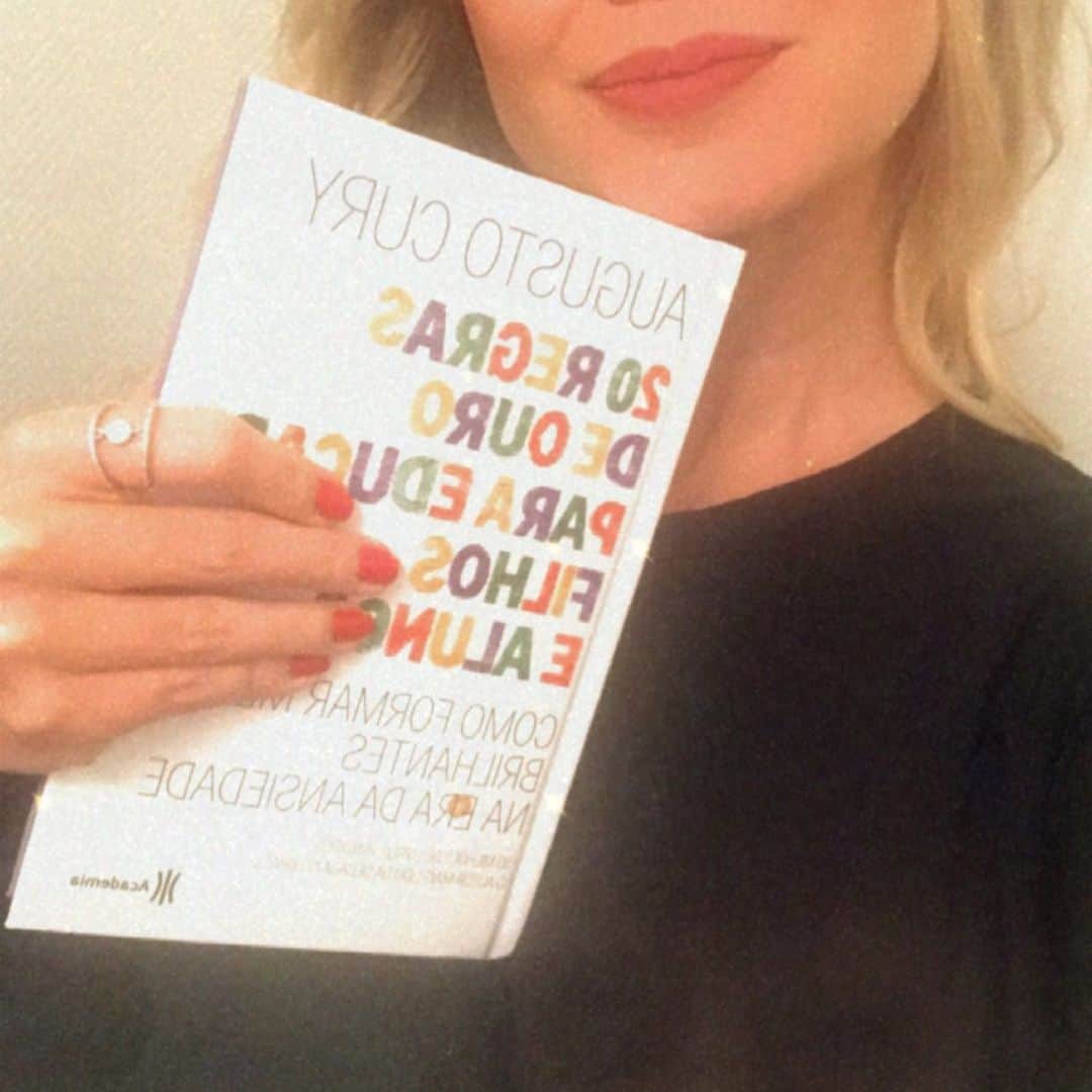Eliana Michaelichin Bezerraのインスタグラム：「Sim!! Leitura na madrugada. Mais alguém aí interessado sobre a educação infantil?Alguma mãe (pai) ou educador (a) na sessão coruja? Sigo assintomática e sem sono 🥴#augustocury #leituranamadrugada #maedemenino #maedemenina #isolamentosocial #quarentena #educaçãoinfantil #vaificartudobem」