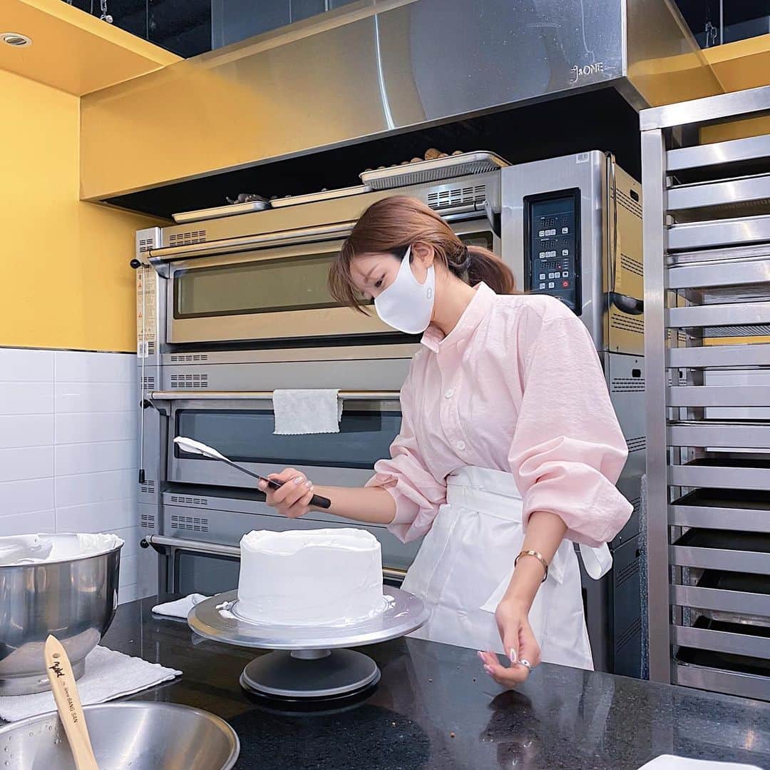 COCO さんのインスタグラム写真 - (COCO Instagram)「ღ tie-dye lavender cake. what cooking class should I take next? 🤔 . "타이다이 라벤더 케이크" 다음엔 어떤 수업을 들어볼까🙈 한식 양식 일식.......🤔 . . @koreacookartacademy .  #요리학원#코리아교육그룹#원데이클래스 #코리아요리학원#요리자격증#커피학원 #요리하는여자#푸드스타그램#여름방학 #푸드스타일링#쿠킹클래스#바리스타자격증」7月1日 13時22分 - rilaccoco