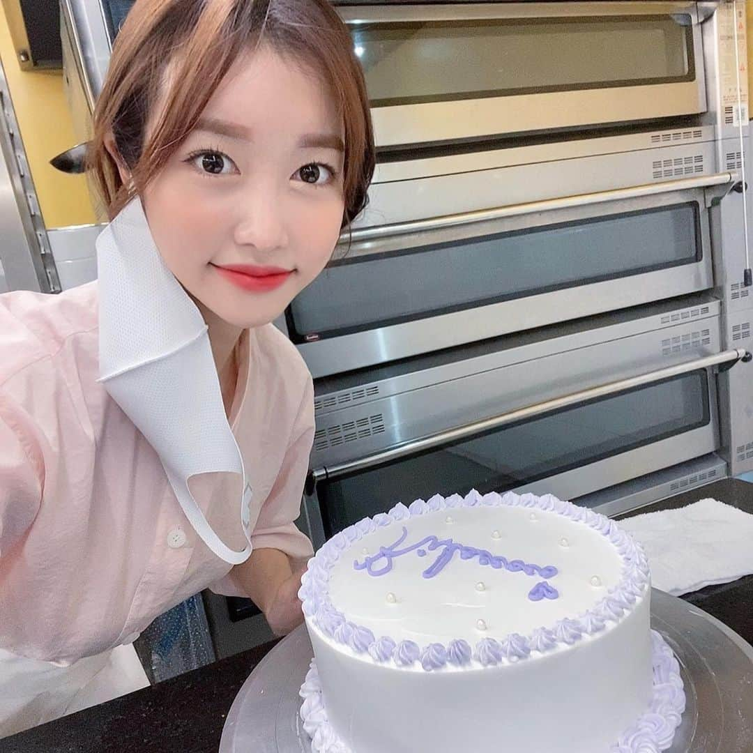 COCO さんのインスタグラム写真 - (COCO Instagram)「ღ tie-dye lavender cake. what cooking class should I take next? 🤔 . "타이다이 라벤더 케이크" 다음엔 어떤 수업을 들어볼까🙈 한식 양식 일식.......🤔 . . @koreacookartacademy .  #요리학원#코리아교육그룹#원데이클래스 #코리아요리학원#요리자격증#커피학원 #요리하는여자#푸드스타그램#여름방학 #푸드스타일링#쿠킹클래스#바리스타자격증」7月1日 13時22分 - rilaccoco