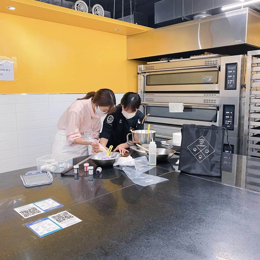COCO さんのインスタグラム写真 - (COCO Instagram)「ღ tie-dye lavender cake. what cooking class should I take next? 🤔 . "타이다이 라벤더 케이크" 다음엔 어떤 수업을 들어볼까🙈 한식 양식 일식.......🤔 . . @koreacookartacademy .  #요리학원#코리아교육그룹#원데이클래스 #코리아요리학원#요리자격증#커피학원 #요리하는여자#푸드스타그램#여름방학 #푸드스타일링#쿠킹클래스#바리스타자격증」7月1日 13時22分 - rilaccoco