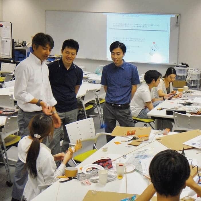 日本工学院さんのインスタグラム写真 - (日本工学院Instagram)「以前行われた、ロボット科1年生の特別授業「プロトタイピング実習」の様子です❗ メーカー系企業のロボット共創プロジェクトの方々に、ご指導いただきました!! . 考えたアイディアを実際に作ってみて、 問題を見つけては、みんなで解決策を考える...。 「現場」を体験できる有意義な体験となりました✨ . . 「#日本工学院」をチェック！！ 学生が投稿したリアルな日常風景を見ることができますよ！ . . #nihonkogakuin #専門学校 #日本工学院八王子専門学校 #日本工学院専門学校 #教職員投稿写真 #ロボット科 #若きつくりびと #ロボット工学 #ロボコン #ロボット #エンジニア #プログラミング #機械 #技術 #設計 #プロトタイピング」7月1日 13時31分 - nihonkogakuin