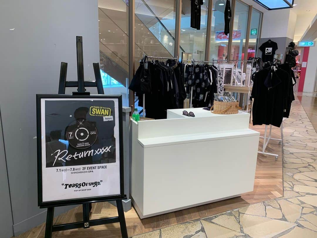 のインスタグラム：「大阪OPA POP UP SHOP、初日です!! 店頭にて皆様のご来店をお待ちしておりますので宜しくお願い致します(^^)🏬🕴   TEARS OF SWAN POP UP SHOP TOUR 2020 in OSAKA   BRAND:TEARS OF SWAN  HANDSOME DESIGN DAY:2020.7/1(wed)〜7/8(wed) TIME:11:00〜21:00 SHOP:心斎橋OPA PLACE: 大阪府大阪市中央区西心斎橋1-4-3 　2F EVENT SPACE WEB: https://www.opa-club.com/shinsaibashi  @tears_of_swan  #tearsofswan  @handsomede  #handsomedesign #popupshoptour #popupshop #return @shinsaibashi_opa  #opa_shinsaibashi #opa #心斎橋 #大阪」