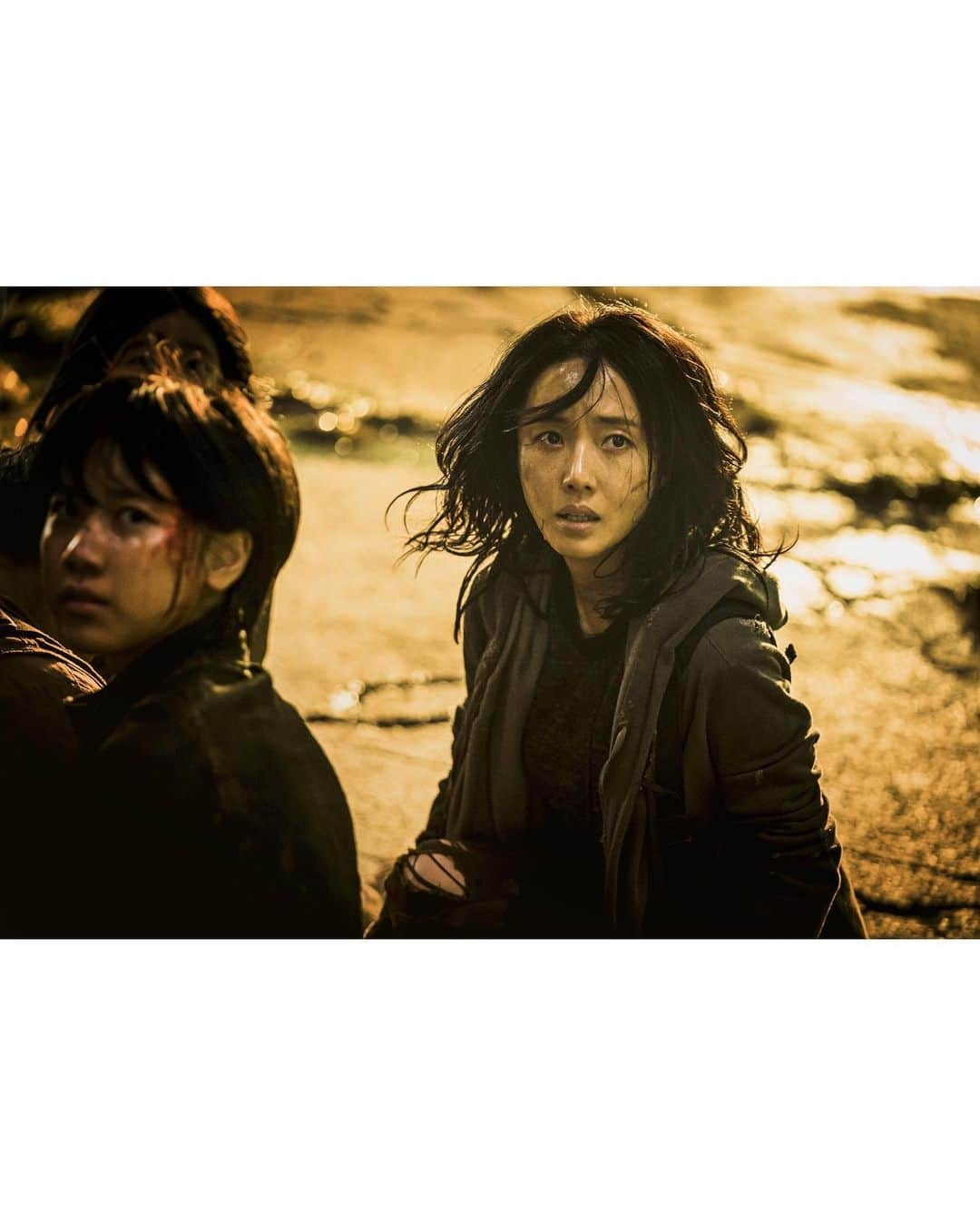 C-JeS エンタテイメントさんのインスタグラム写真 - (C-JeS エンタテイメントInstagram)「전대미문의 재난 #부산행 그 후 4년 황폐해진 세상에서 살아남은 #준이 미리 만나보기👉  카카오갤러리에서 지금 바로 확인해보세요✔️  #이레 #LEERE #영화 #씨제스타그램 #cjestagram #반도」7月1日 13時25分 - cjes.tagram