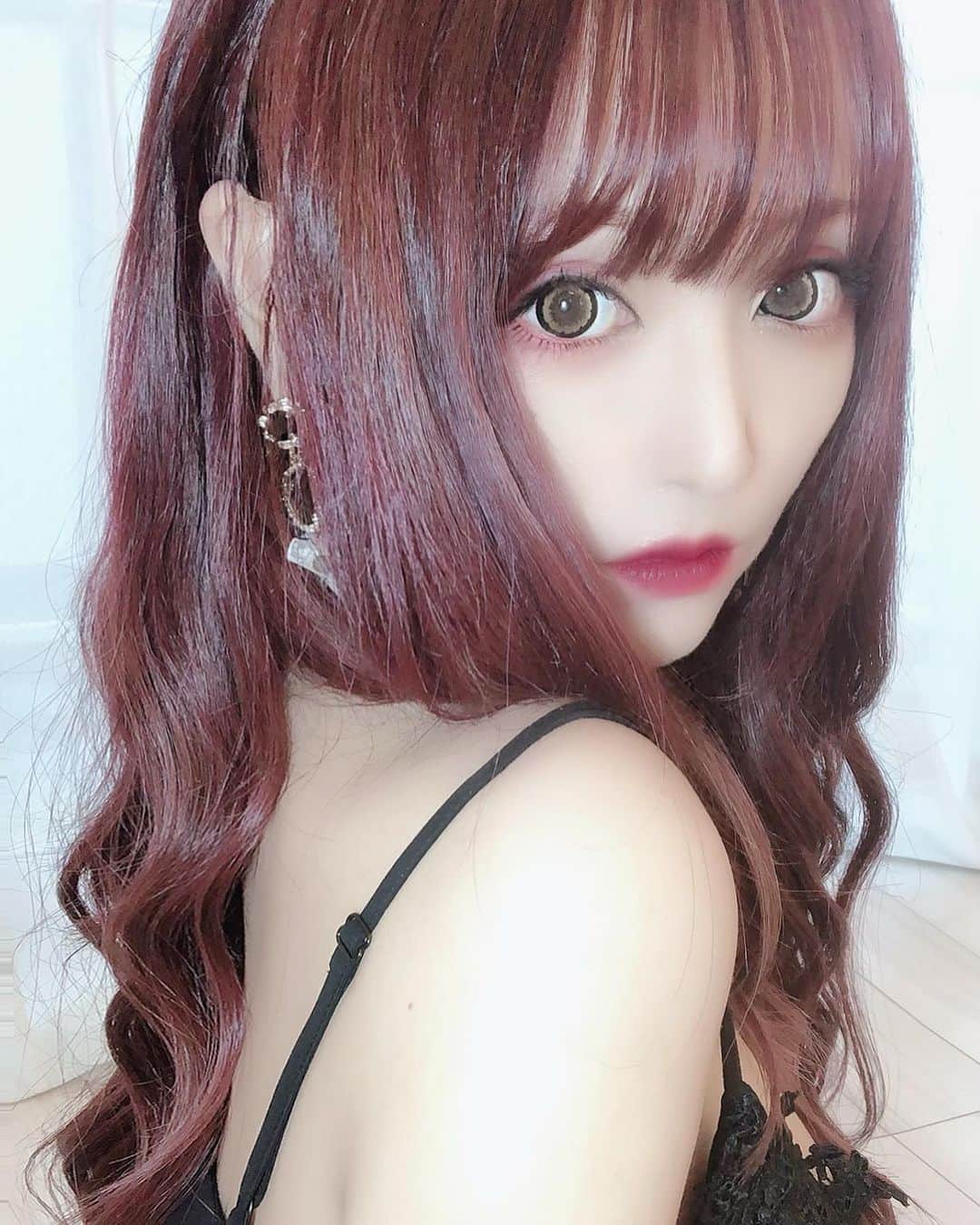桜井莉菜さんのインスタグラム写真 - (桜井莉菜Instagram)「じゃじゃーん😘 クイズの答えは 3番のパープルミックスの赤でした❤️💜🖤 実際もーちょっとパープル強めなんだけど、写真だとわかりにくいね🤔 でも、ブリーチ無しでここまで綺麗な赤が入るんだって感動😍❤️ 担当はヘアカラーの天才✨ 🧚 @kei0926 🧚 ですん💓💓💓 今から3名さまにコメ返しまーす💜  #ヘアカラー#hair#イメチェン #パープルカラー#パープルレッド#赤髪#巻き下ろし」7月1日 13時41分 - rina__sakurai