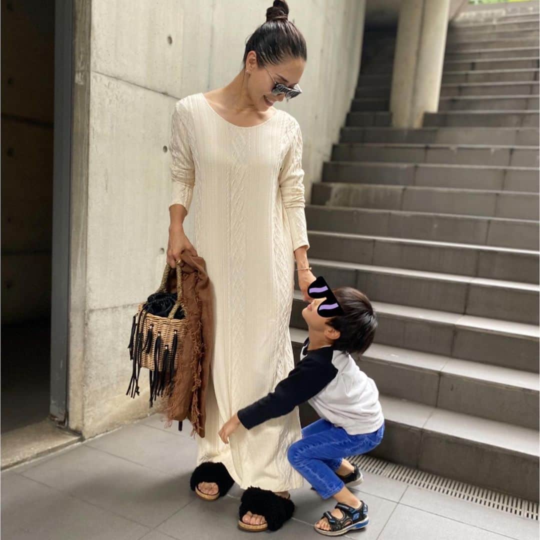 亀恭子のインスタグラム：「いつかの休日。 . . . 生地の面が好みなストレスフリーワンピ。 久しぶりのボリュームサンダルと。 . . 写真を撮っていたら、 蝉…じゃなくて息子がとまったw . . someday's… #fashion #ootd #kkstyle #tokyo #kamescloset #onepiece #rhc #bag #ludlow #stole #asaucemeler #shoes #chloe #holiday」