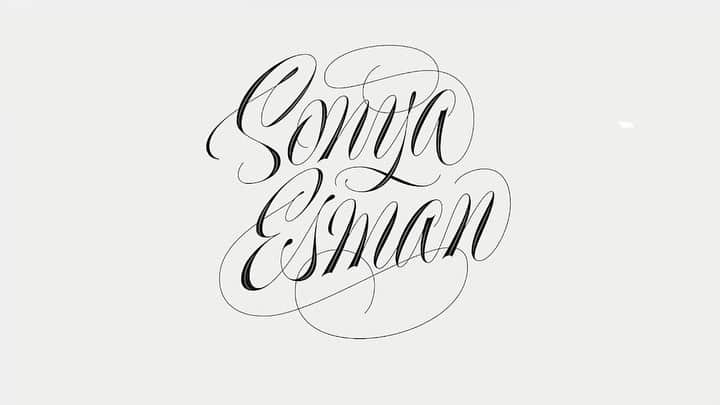 SONYA ESMANのインスタグラム：「моё новое видео и самая любимая рубрика (о да, я в восторге) снова, посли 4 лет, загружена на моём канале. 🖤 Какие вам темы ПОСЛИ 4Х ЛЕТ интересует? Я, полностью и честно хочу создать платформу где вы, и я могут быть на все 100% честными с друг другом, доверят совета от других от доброты и опуту в личный жизненный ситуации- но, самое главное, без суждения.  Чтобы эта вся наша сила открывала нам глаза на что что мы НЕ ОДНИ. И наши «странные» хобби и «недостатки» это НЕ минус, а наоборот, это то что нас делает  неописуемо красивым... и неповторимым человеком. Главнее надо сосредоточиться над этим качеством.   Вы не просто «подписчики» или худужники, и не только друзья... а мы все сёстры. 🤍   ссылка на целое видео у меня в профиле.   @larocheposay_russia B5 сыворотка так спасает мою чувствительную кожу каждый день 💗 #larocheposayrussia」
