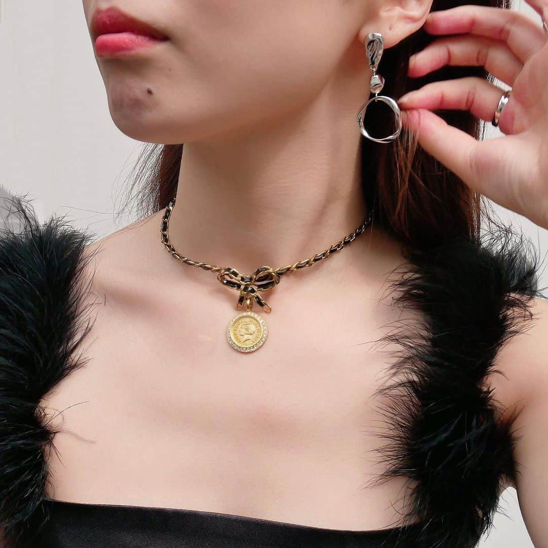 Vintage Brand Boutique AMOREさんのインスタグラム写真 - (Vintage Brand Boutique AMOREInstagram)「CHANEL VINTAGE CC LOGOS RHINESTONE GOLD CHAIN PENDANT NECKLACE.  On website search for AO15707.▶︎Free Shipping Worldwide✈️ ≫≫≫ DM for more information 📩 info@amorevintagetokyo.com #AMOREvintage #AMORETOKYO #tokyo #Omotesando #Aoyama #harajuku #vintage #vintageshop #ヴィンテージ #ヴィンテージショップ #アモーレ #アモーレトーキョー #表参道 #青山 #原宿#東京 #chanel #chanelvintage #vintagechanel #ヴィンテージ #シャネル #ヴィンテージシャネル #シャネルヴィンテージバッグ」7月1日 14時00分 - amore_tokyo