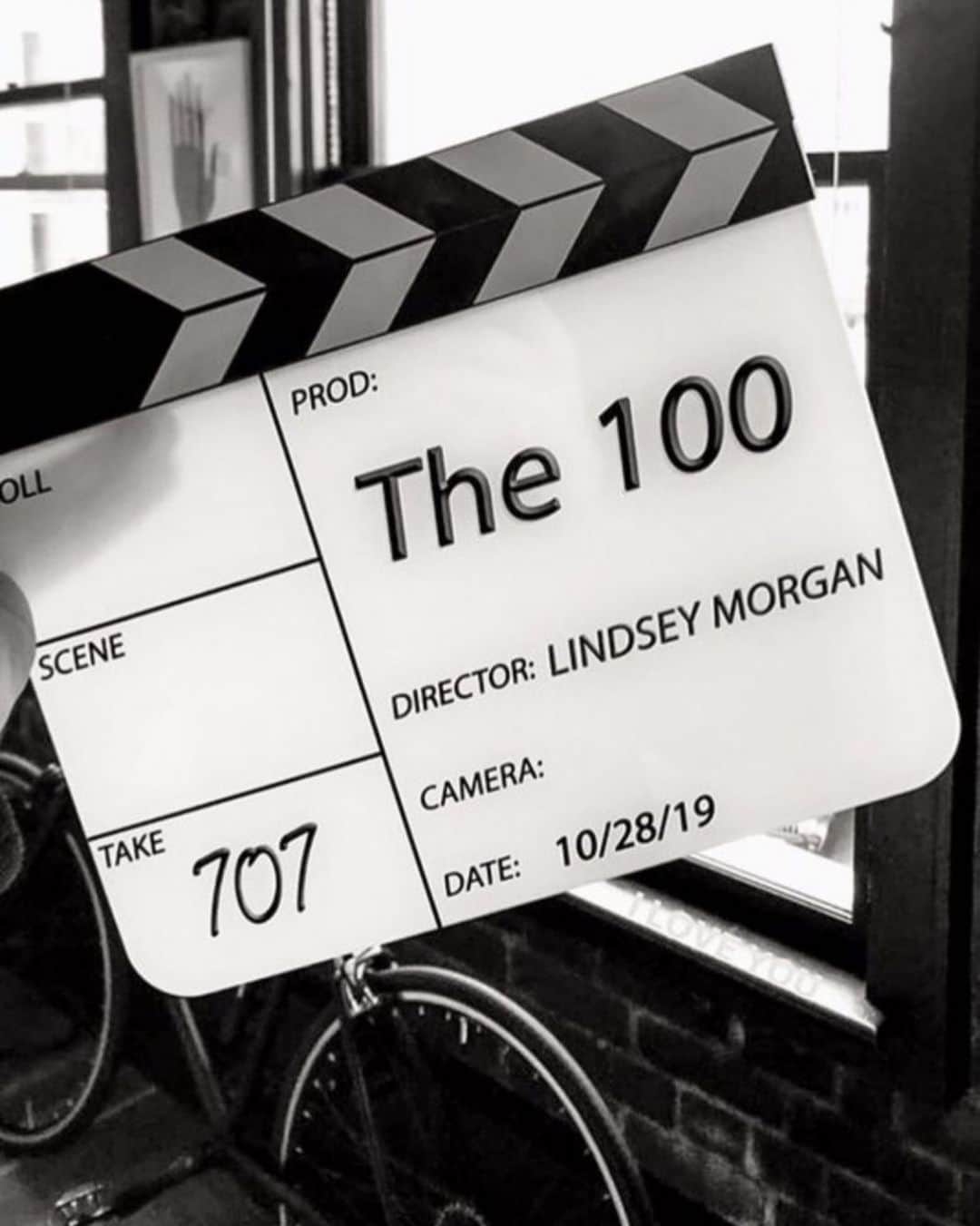 リンジー・モーガンのインスタグラム：「WEDNESDAY!! My episode of #THE100 I directed (👀) @cw_the100 airs 8pm ET/PT! I’ll be taking over the @cw_the100 IG tomorrow too leading up to the episode. . . . Thank you to my wonderful reps who supported me & sent me this congratulatory slate for my first day! Love you guys! 🥰😫 @tttaylor100  @andreasweintraub  @briannboone  @jonteiber1  . . . I didn’t share much as it was happening bc it was a giant secret anddd I don’t think I’ve ever been busier in my life 😂 so also thank you & s/o to my sweetheart @shaun_sipos for documenting this and making sure I was fed, taken care of, supported & for being my secret weapon for whenever I felt stumped or in need of creative inspiration. Even during his birthday and our anniversary!!! Graciously and selflessly supported me every step of the way. 😫♥️🥰」