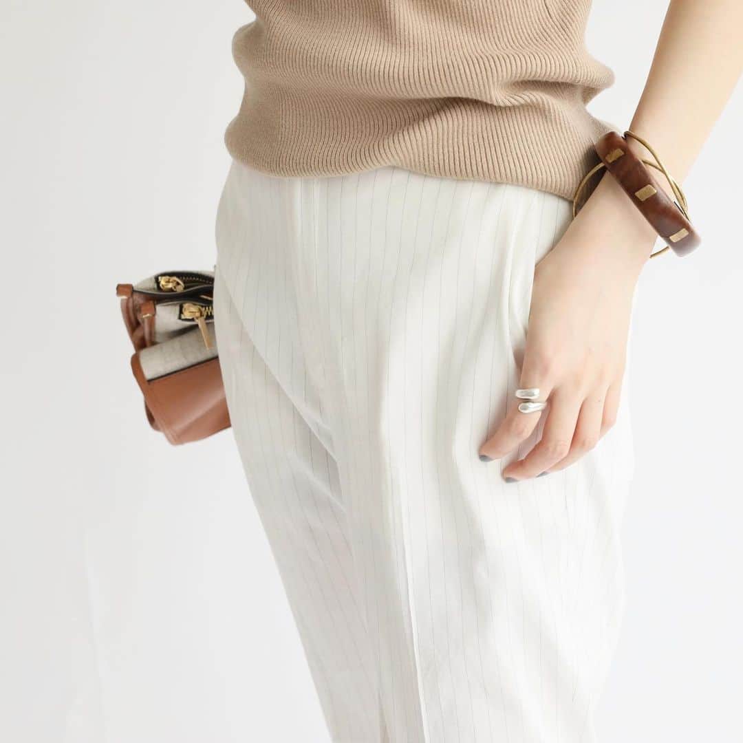 JOURNAL STANDARD relumeさんのインスタグラム写真 - (JOURNAL STANDARD relumeInstagram)「\ New arrivals /﻿ ﻿ 夏も涼しく着ていただけるリネンパンツ！﻿ リネン素材なのにストレッチが効いているので履き心地も抜群◎﻿ ﻿ カジュアルでほっこりした印象のあるリネンアイテムですが、こちらはシルエットが細身なので、すっきりと履いていただけるパンツとなっています☘️﻿ ﻿ シャツ合わせなどキレイめなスタイリングだけでなく、Tシャツなどカジュアルなお洋服とも相性が良いです！﻿ ﻿ ﻿ ✔︎ Linen ｽﾄﾚｯﾁ ｽﾗｯｸｽ PT﻿ No. 20030462523020﻿ ※オンラインストアCOMING SOON﻿ ※ホワイトのみストライプでのご用意です﻿ ﻿ ﻿ #linen #linenpants﻿ #relumeladys #relumewoman﻿ #journalstandardrelume #fashion #20ss﻿ #baycrews #relume﻿ #レリューム #レリュームコーデ﻿ #ファッション #ベイクルーズ﻿ #リネン #リネンパンツ﻿」7月1日 14時04分 - js_relume