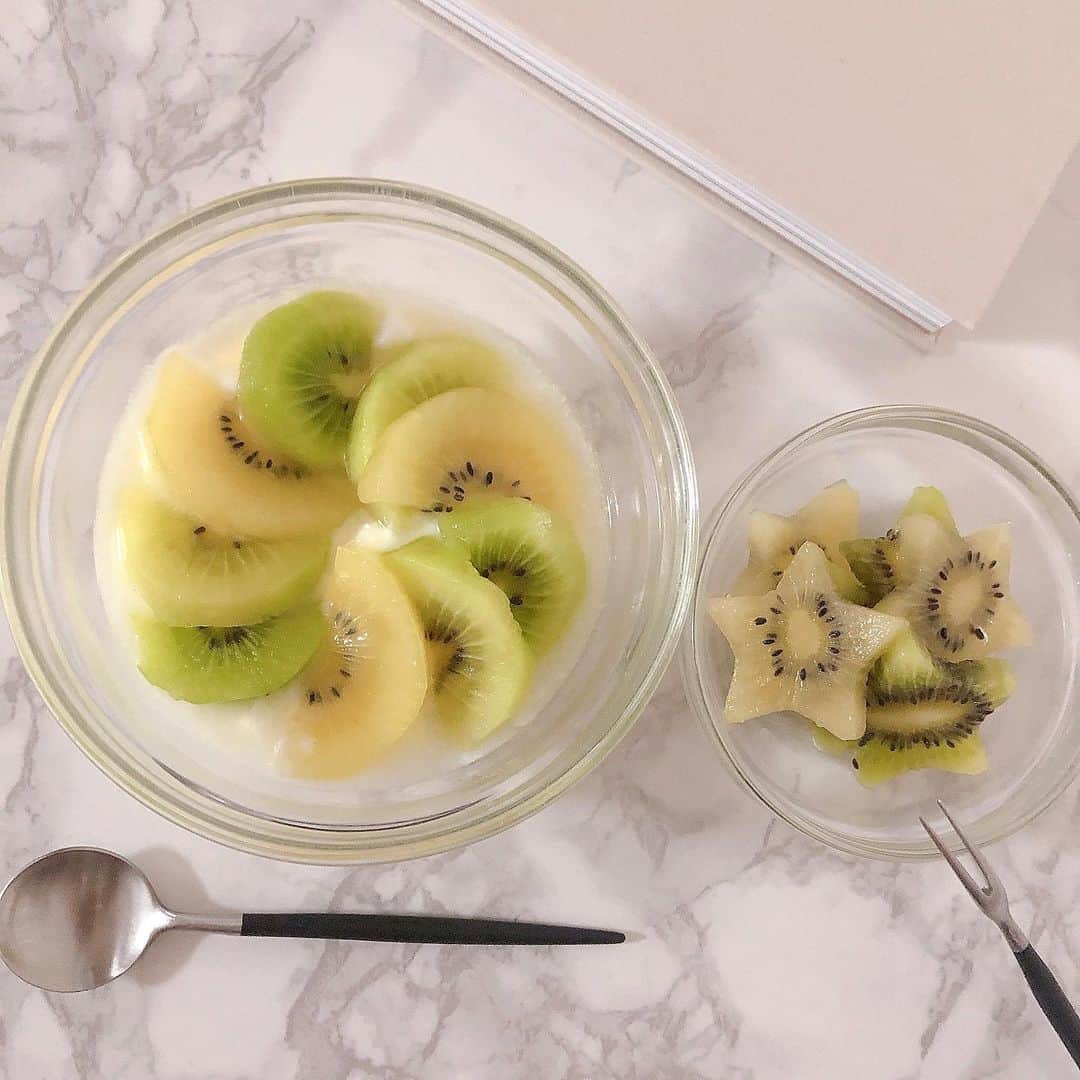 Kikuno Sayumiさんのインスタグラム写真 - (Kikuno SayumiInstagram)「〻zespri kiwi🥝〻 ・ ・ ・ キウイ が大好きなあらたん☺️ ・ いつも買ってるのはゼスプリ サンゴールドキウイ🥝 ・ ついでにゼスプリのCMも好き🎵 ・ フルーツは栄養があるし食べさせたいんだけど、あんまりりんごが好きじゃないみたいで栄養素を補うべく#おきかえキウイ してるよ💡 ・ サンゴールドキウイ1個で1日に必要なビタミンCがとれるみたい❕ ・ 夏バテ、夏風邪対策にぴったり👌 私もそのまま食べたりヨーグルトにのせて食べてるよ🙆‍♀️ ・ 今キャンペーンしてるから @zespri_jp をフォローしてみてね✨ ・ ・ ・ #大人カジュアル#ヘアアレンジ#大人可愛い#옷스타그램#シンプルコーデ#158cmコーデ #mamagirl#ママリ#ママリファッション#locari#lucrajp#夏コーデ#オン眉#健康#健康第一 #おやつタイム #キウイ #ゼスプリ #ゼスプリキウイ #こどもごはん #ゼスプリ_PR#フルーツ#果物 #おきかえキウイ」7月1日 14時05分 - sayumikikuno