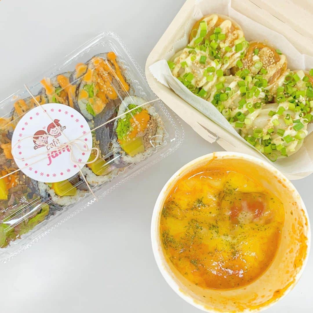 のインスタグラム：「😋😋 . 昨日食べたキンパとマンドゥとトッポギ💓💓 事務所の近くのタピオカ屋さんで売ってるんです😳 めちゃくちゃおいしかったーーー🥺🙏💓 韓国料理大好きだからこんなおいしい韓国料理が いつでも食べれると思うと嬉しい…🥺💓 また買いに行こーっと☺️✨ タピオカもおいしいよ🥤 .」