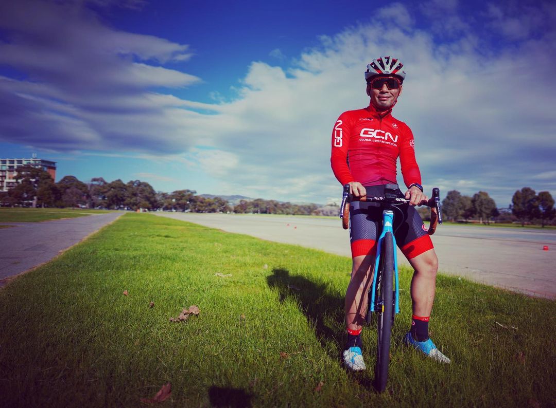 土井雪広のインスタグラム：「今日は珍しく外で元気に撮影中。  #gcn #castelli #canyon」