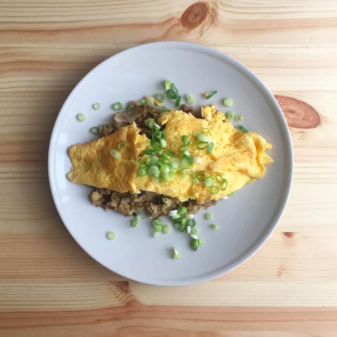 宮本菜津子さんのインスタグラム写真 - (宮本菜津子Instagram)「今日のひるごはん。冷凍してた納豆炒飯の上にオムレツ乗せてパカァってやつやりたかったけど盛大に失敗したなにか笑🍳見た目ぐちゃぐちゃやけど、味は美味しかった！これはまたやる。気に入った。 - #massofthefermentingdregs  #motfd #masudore #lunch #lunchtime  #lunchtime🍴  #lunchtime😋  #omeletterice  #ひるごはん #おひるごはん #昼ごはん #お昼ごはん #昼ご飯 #お昼ご飯 #オムライス  #納豆炒飯 #納豆チャーハン」7月1日 14時38分 - natsukondesu