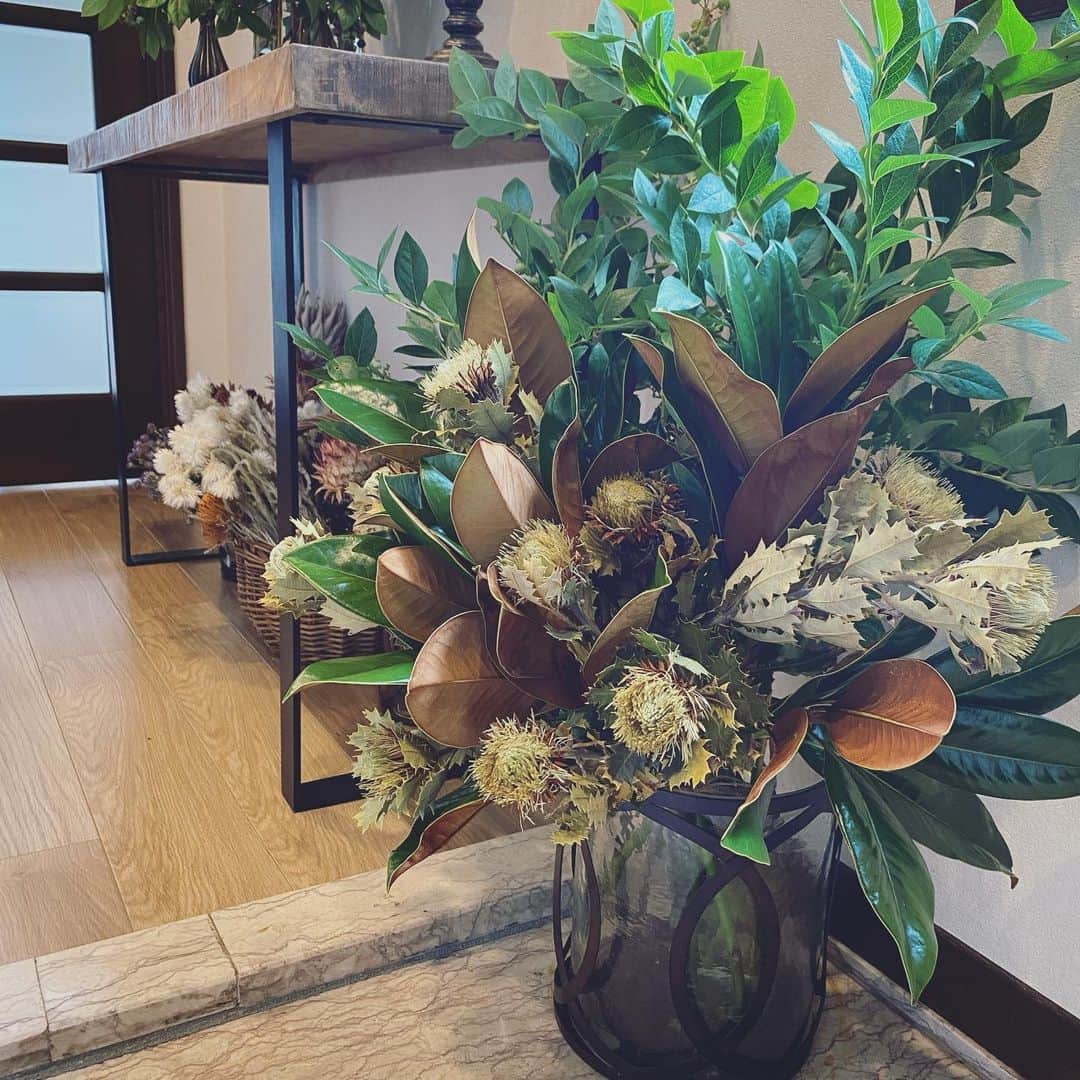 畑野ひろ子さんのインスタグラム写真 - (畑野ひろ子Instagram)「今回は、ブルーベリーとクエキフォリアで。 クエキフォリアは、2週間前に仕入れたものでほぼドライになってきています。 こういうグリーンとのコラボも大好きです。 #flowers #玄関」7月1日 14時51分 - hiroko_hatano_
