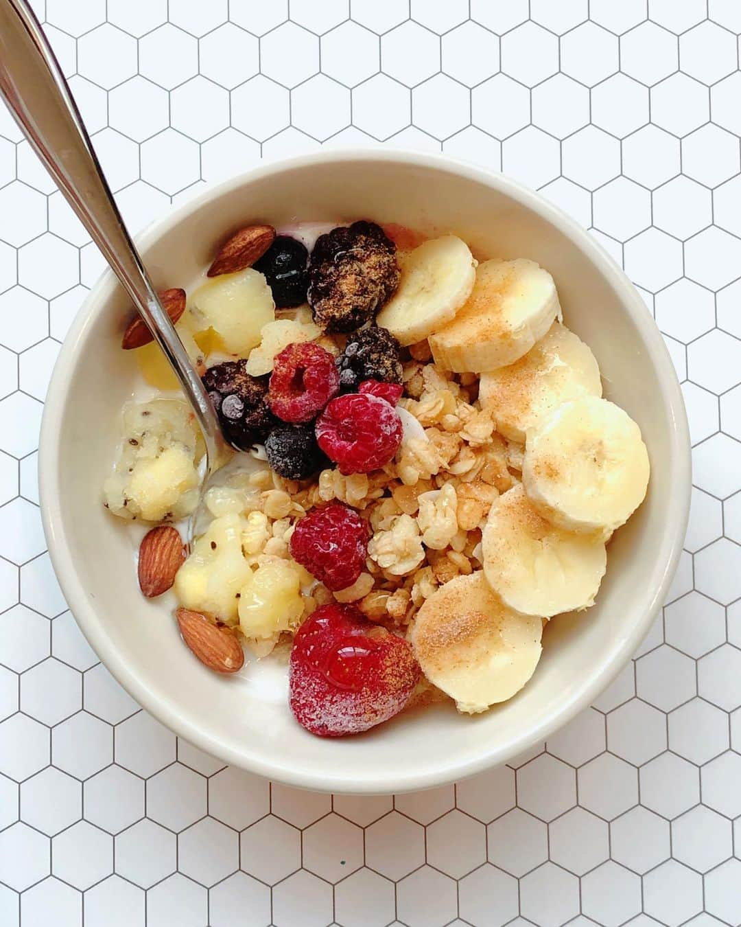 Mihoさんのインスタグラム写真 - (MihoInstagram)「🥣＝🥛🍓🍌🥜🥝 cinnamon+maple syrup🕊🌿 #march16msdining」7月1日 14時43分 - march16m