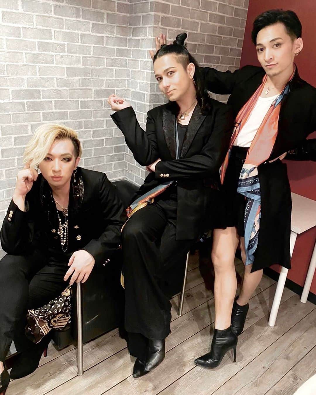 HIDEKiSMのインスタグラム：「最近自撮り載せ過ぎじゃない？ どんだけお前、自分好きなの？ って自分のページ見て、さすがに自分に問いかけたから、そろそろ他の人も写ってる写真を載せるね💋 そしてその他の人というのが"メンバー"っていう。 メンバーを"他の人"っていう表現をするところも堪んないでしょ。自分好き。  この写真は6月13日に開催された 「DANCE BACCA特別ライブ生配信」にて撮影した写真💋 久々の衣装。久々のライブ。 久々の諸先輩方にお会いできてテンションアゲアゲのブチアゲでした。 そして今回はエンガブ初の無観客ライブだったのだけど、なんでかしら。不思議ね。 観てくださってる皆様の声援をすごく感じたの。 見えてないのよ。姿もチャットも見えてないんだけど、すごく皆様の声援を感じたのよ。 不思議よね。 やっぱり人の想いってすごいよね。 強い想いはしっかり届くのよ。  だからしっかりその想いに応えなきゃと思って精一杯パフォーマンスしました💋 どうだったかしら？ 次回は7/30のエンガブワンマンライブ「ENGABディスタンス 〜おうちに配信カマ騒ぎ〜」 絶対観てくれよな❤️  #急にドラゴンボール #enviigabriella #souljuice #hidekism #kamus #gay #lgbt #highheel #heels #music #dance #fashion #art #entertainment #オネエ #エンガブ #tokyo #japan #planchime #ENGAB #makeup #youtube」