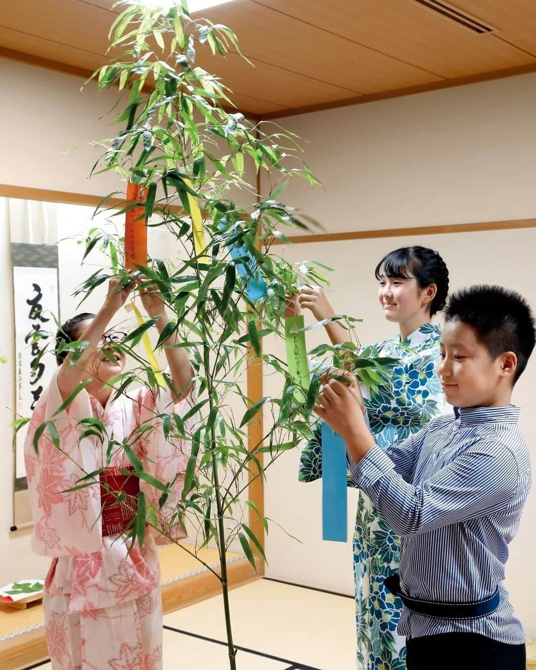 INSIDE FUJINGAHOさんのインスタグラム写真 - (INSIDE FUJINGAHOInstagram)「さて、早いもので来週から文月。 会えなかった人に、今年ほど会いたい年はありません。 稽古場での時間も一回一回が奇跡の出会いなのだと感じます。  日本語ならではの響き、七夕にちなんだ銘をご紹介します。  #星祭 #星迎 #星合（ほしあい） #逢瀬 #願いの糸 #鵲（かささぎ） #笹舟 #糸巻 #天の川……  笹の手配をしなければ。 #世界が平和でありますように」7月1日 15時00分 - fujingahojp