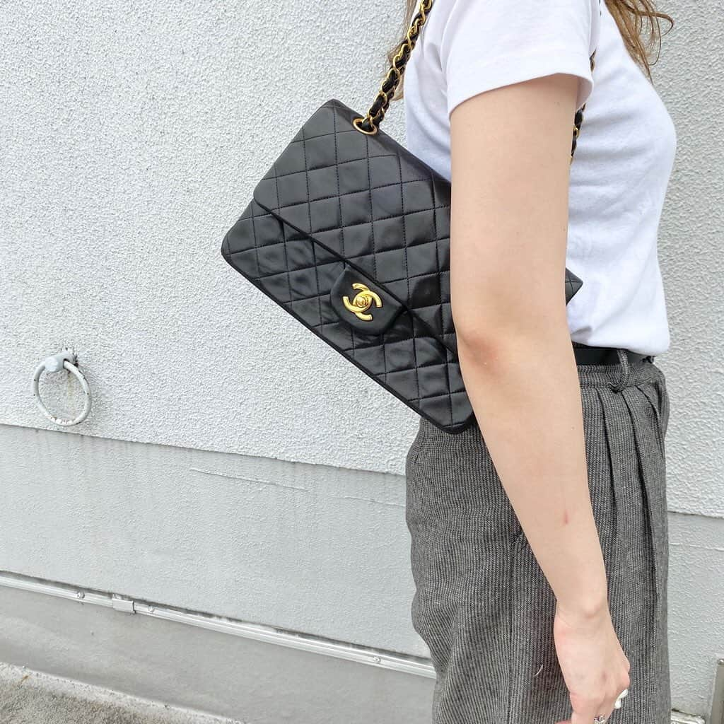 トライセクトさんのインスタグラム写真 - (トライセクトInstagram)「【decouverte】﻿ ﻿ ﻿ VINTAGE CHANEL BAG👜﻿ ﻿ ﻿ コンディションの良いヴィンテージシャネルバッグが入荷致しました。﻿ 大変希少なお品物ですので、是非お早目にご覧下さい。﻿ ﻿ ﻿ こちらの商品は京都店でのお取り扱いになります。﻿ 京都店 TEL 075-275-4069﻿ 営業時間11:00-20:00﻿ ﻿ ﻿ ﻿ こちらの商品に関しましては京都店に直接お電話にてお問い合わせ頂きますようお願い致します。DMでのお問い合わせはお受付していない為ご了承下さいませ。﻿ ﻿ ﻿ ﻿ 〈通販対応受付中〉﻿ 当店ではご来店が難しい方に向けて、通信販売（eコレクト）の対応も行なっております。﻿ 尚、只今期間限定でeコレクトの送料を無料とさせて頂きます。掲載商品や詳細につきましては、お気軽に店舗にお電話にてお問い合わせ下さい。﻿ ﻿ ﻿ 詳細はdecouverteのプロフィールリンクよりブログをご覧ください。﻿ ﻿ ﻿ ﻿ ﻿ #デクーヴェルト#ヴィンテージ ﻿ #ヴィンテージショップ #ベイクルーズ ﻿ #シャネル #ヴィンテージシャネル」7月1日 15時07分 - baycrews