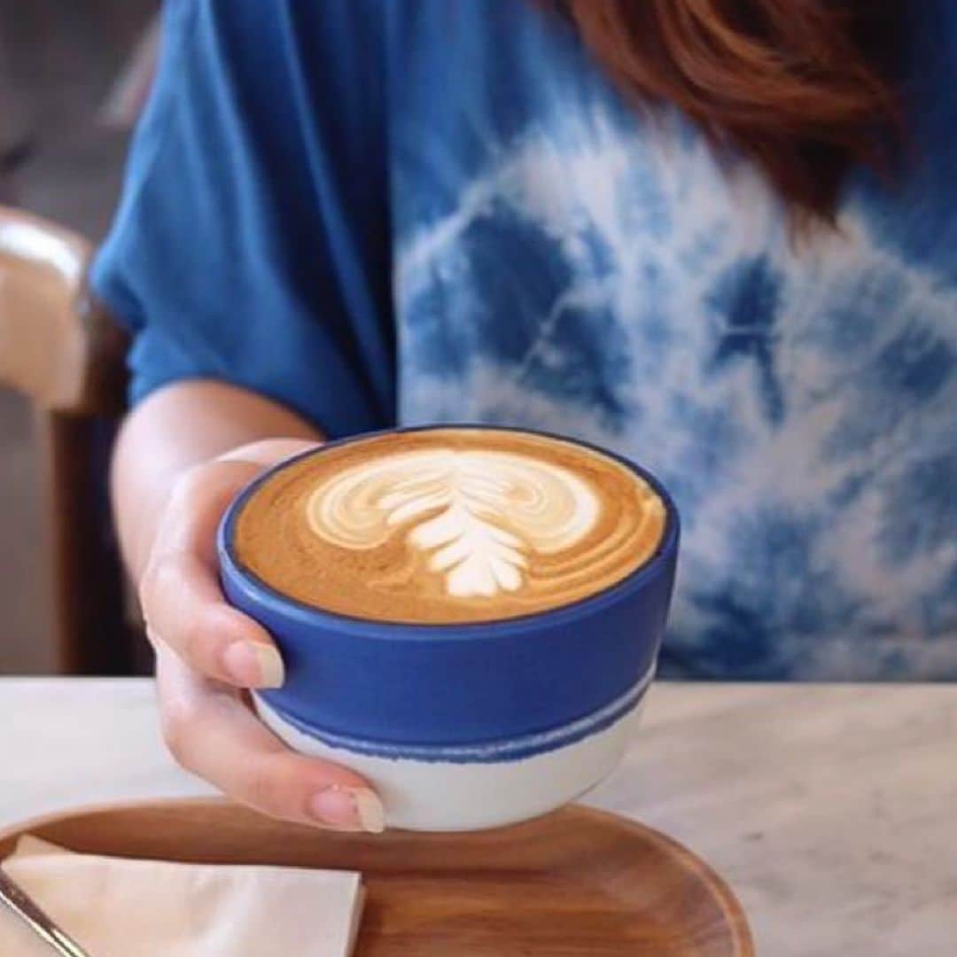 HereNowさんのインスタグラム写真 - (HereNowInstagram)「Blue Dye Cafe is a shop in a residential neighborhood near Tong Lor area in Bangkok.This cozy little cafe gallery makes a delicious cup of coffee. They sell not only coffee but also indigo-dyed items, nice furniture, clothes, and more to look at while you’re enjoying your drink.  こだわりのコーヒー、焼き物、洋服を楽しむ、バンコク・トンローの一軒家カフェ『Blue Dye Cafe』 @bluedyecafe  #herenowcity #herenowbangkok #wonderfulplaces #beautifuldestinations #travelholic #travelawesome #traveladdict #igtravel #livefolk #instapassport #optoutside#vscocoffee #hobikopi #anakkopi #manmakecoffee #eatinerary #cupsinframe #thingsaboutcoffee #hypefeast #hypeaf #peoplebrewcoffee #Bangkok #explorethailand #バンコク #バンコク観光 #バンコク旅行 #방콕 #방콕여행 #태국 #曼谷」7月1日 15時17分 - herenowcity