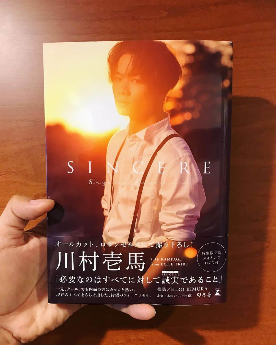 橘ケンチさんのインスタグラム写真 - (橘ケンチInstagram)「【7日間ブックカバーチャレンジ】×2 【DAY11】 #bookcoverchallenge  読書文化の普及に貢献するためのチャレンジです。   今日はTHE RAMPAGE from EXILE TRIBEのボーカリスト、川村壱馬の写真集『SINCERE』。  必要なのは全てに対して誠実であること  Jr.EXILE世代の中で強烈な輝きを放つカズマの『今』が詰まった一冊。  めちゃ素敵です😄✨  今日のバトンはそんなカズマに繋ぎます💡  @rmpg_kazuma_kawamura  気付いたらお願いします！！  #本#book#challenge #川村壱馬#rampage #sincere#写真集 #LA #クールだけどアツい #逸材 #誠実 #アーティスト #実は本好き #たちばな書店」7月1日 15時12分 - kenchitachibana