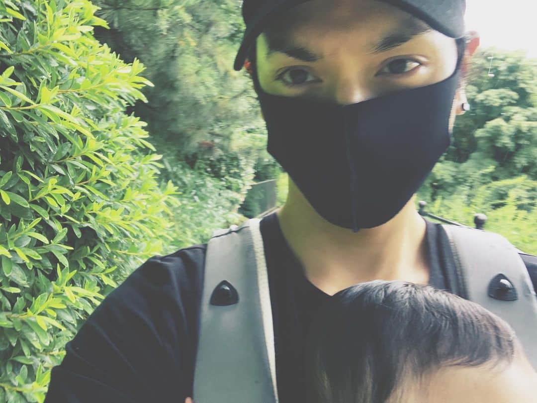 水嶋ヒロのインスタグラム：「マスク 逆さまに着用してたこと 今日知った 尖った方が鼻だったとは‥ 尖った方が顎だと信じてたこの数ヶ月‥ #次女と散歩 #マスク #おばか」