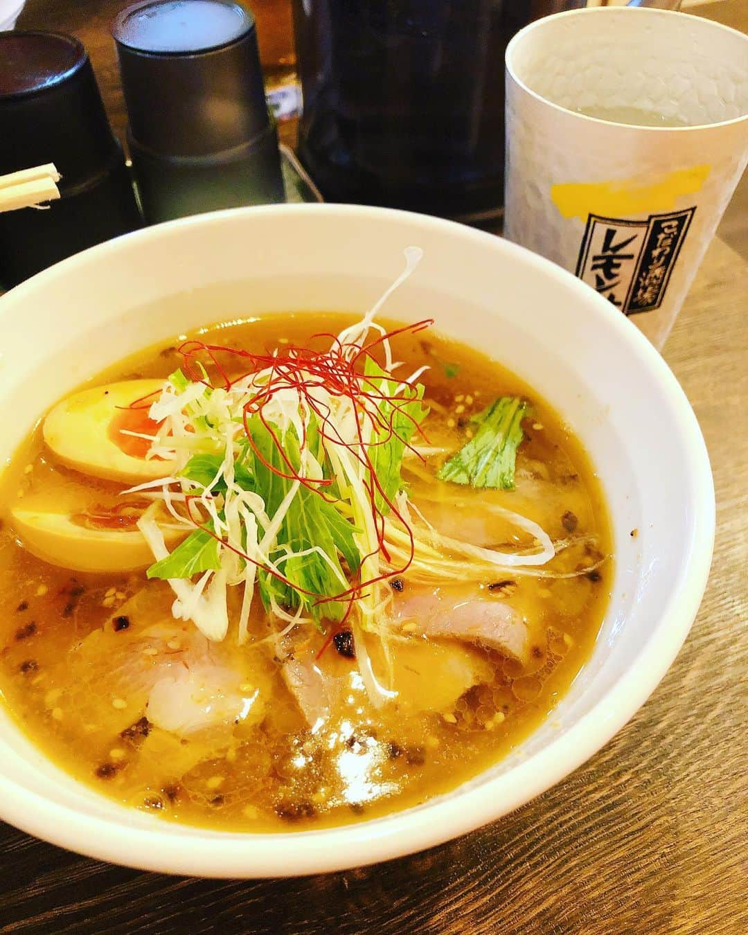 嶺恵斗さんのインスタグラム写真 - (嶺恵斗Instagram)「リピートラーメン。 ・ 初めて醤油ラーメンが美味しい‼️ と思った一品。  そして　 レモンサワーとの相性に驚き✨  夜はおつまみも充実しているので お酒好きの方にはイイかも❣️ シメのラーメンまで ゆっくり楽しめます（笑） ・ #天雷軒麹町店  #琥珀醤油ラーメン  #lunasea #真矢プロデュース #ラーメン好きな人と繋がりたい  #レモンサワー #東京#麹町 #麹町ランチ  #主婦日記#嶺恵斗  #love #ramen #tokyo #kojimachi」7月1日 15時23分 - etsuko__7