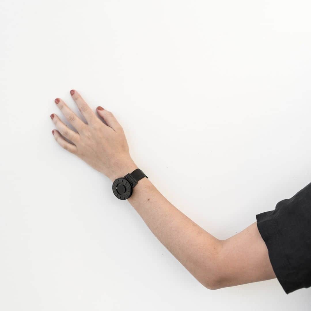 Eone Time Japanさんのインスタグラム写真 - (Eone Time JapanInstagram)「人気No.1 Bradley Mesh Black 10％OFF + 付け替え革バンドプレゼントキャンペーン実施中。 . [写真説明] 白い壁に手をかざしています。手元にはBradley Mesh Blackをつけています。  Design for everyone, Eone  www.eone-time.jp  #watch #時計 #腕時計 #おしゃれ #デザイン #視覚障害 #bradleytimepiece #eone #everyone #ブラッドリー #イーワン #ブラッドリータイムピース #さわる時計 #今日の時計 #時計好き #お洒落さんと繋がりたい #ペアウォッチ #プレゼント」7月1日 15時33分 - eone_japan