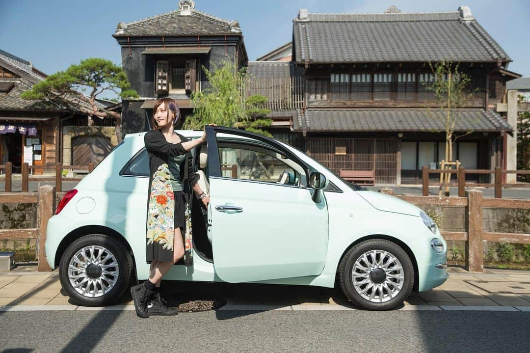 関口愛美さんのインスタグラム写真 - (関口愛美Instagram)「FIATとのコラボレーション企画 #myfirstfiat の第二弾が公開されました！ それに伴いアート制作や愛車のFIAT500についてなどのインタビュー記事も載っております↓✨ https://www.fiat-auto.co.jp/ciao/myfirstfiat_sekiguchi_aimi_500_vol2/  ドライブシーンの撮影は千葉県香取市にある江戸情緒溢れる佐原というところへいったのですが、川沿いに並ぶ柳と古民家がとても素敵な街並みでした…☺️  #fiat #fiat500 #フィアット #フィアット500 #チンクエチェント #mycar #ミントグリーン #twinair #佐原 #インタビュー」7月1日 15時28分 - sekiguchiaimi