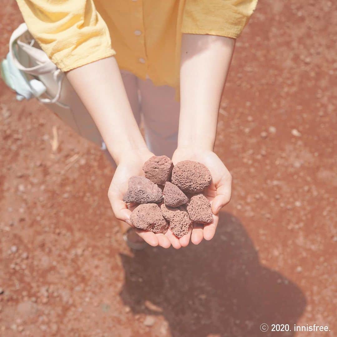innisfree official (이니스프리) さんのインスタグラム写真 - (innisfree official (이니스프리) Instagram)「제주에서 자주 보이는 이 친구! 화산이 폭발할 때 만들어진 다공질의 가벼운 돌, #화산송이 에요 : ) ⠀ 제주에 간다면 여러분들도 한 번 찾아보세요!👀✨ ⠀ You would have seen this whenever you visit Jeju! This is #VolcanicCluster, a light porous stone,  created in Jeju’s volcano! : ) ⠀ Have a try at looking for this when you go to Jeju!👀✨」7月1日 15時31分 - innisfreeofficial