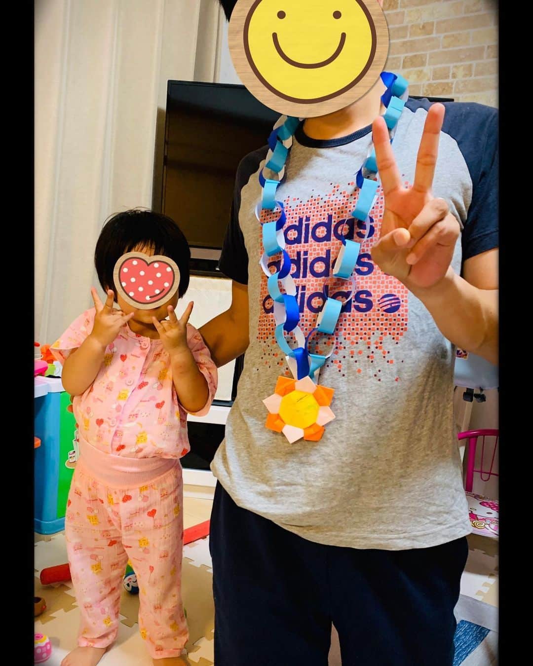 横山愛子のインスタグラム：「最近忙しいパパに、サプライズでメダル🏅のプレゼント🎁 折り紙で長女と一緒に作りました(^^) 喜んでくれて良かった💕 #2歳4ヶ月 #折り紙メダル」