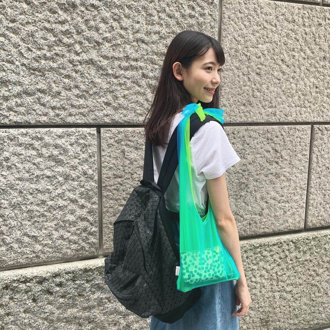 山田麻由のインスタグラム：「.﻿ ﻿ ﻿ 今日からレジ袋が有料に！﻿ ﻿ ﻿ ネオンカラーエコバッグ✨﻿ コンビニとか行く時めっちゃ便利です❤︎﻿ ﻿ ﻿ ﻿ エコバッグ、すぐ忘れそうなので﻿ 必ずポーチに一つ忍ばせておこうと思います😜﻿ エコバッグ持ち歩くのちゃんと習慣にしていきたい🤔﻿ ﻿ ﻿ ﻿ 現在ラボでもエコバッグに関する﻿ 動画&記事を作成中です🎬🖋✨﻿ ﻿ 後ほどアップするのでお楽しみに🤤﻿ ※撮影時のみマスク外してます ﻿ ﻿ ﻿ #キャンパスラボ#CheerSDGs#エコバッグ#レジ袋有料化#撮影#撮影モデル#被写体#サロンモデル #サロモ #ポートレート#ポートレートモデル#ポートレート女子」